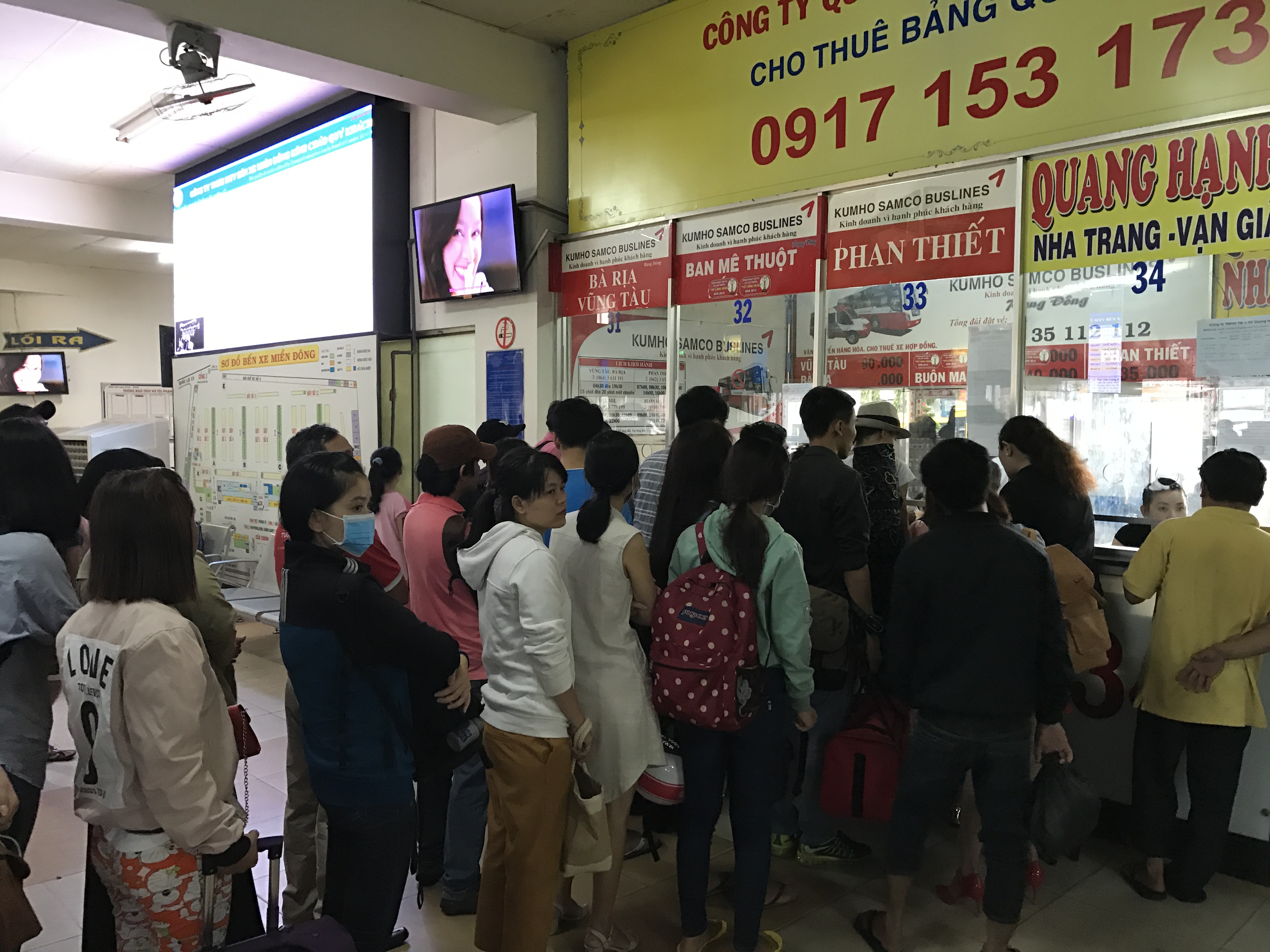 Mướt mồ h&ocirc;i mua v&eacute; xe ng&agrave;y lễ - Ảnh 2.