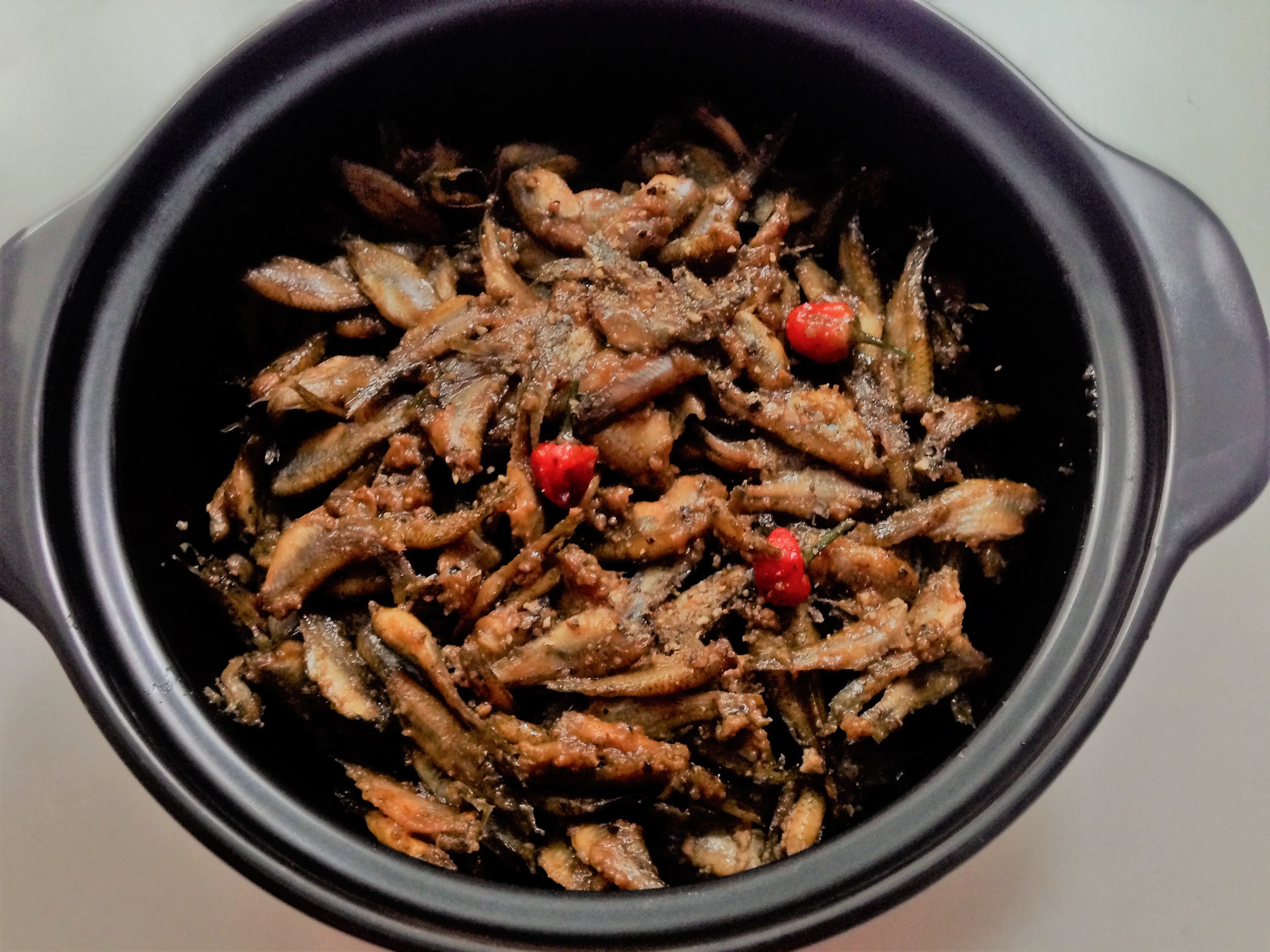 Cá lòng tong kho tiêu ăn cùng cháo trắng cũng rất ngon