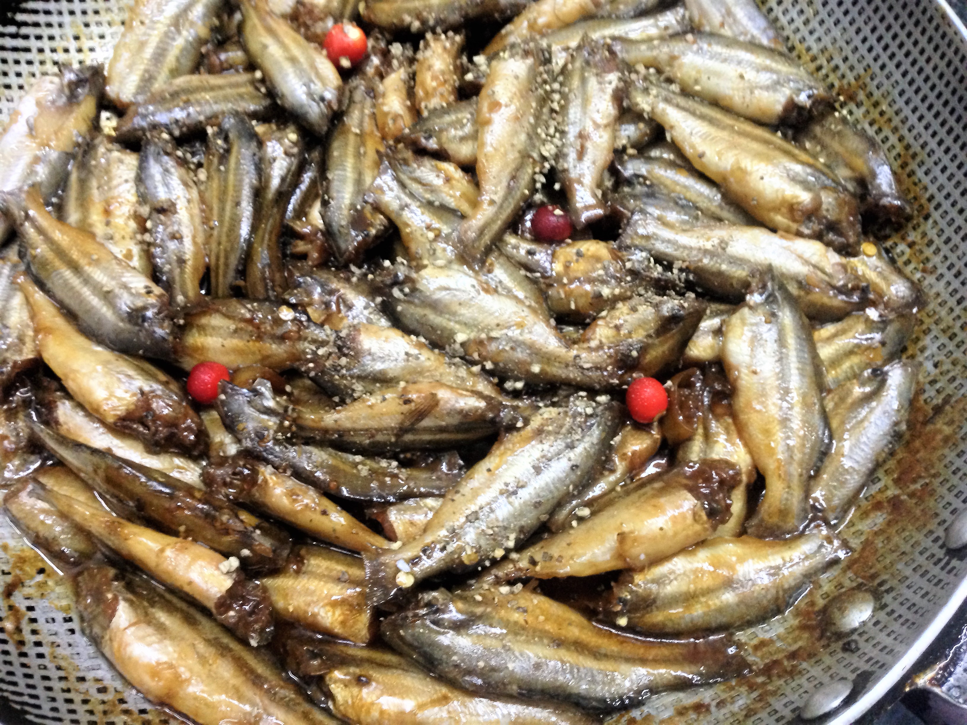 Nồi cá chốt càng ngon hơn khi rắc thêm tiêu