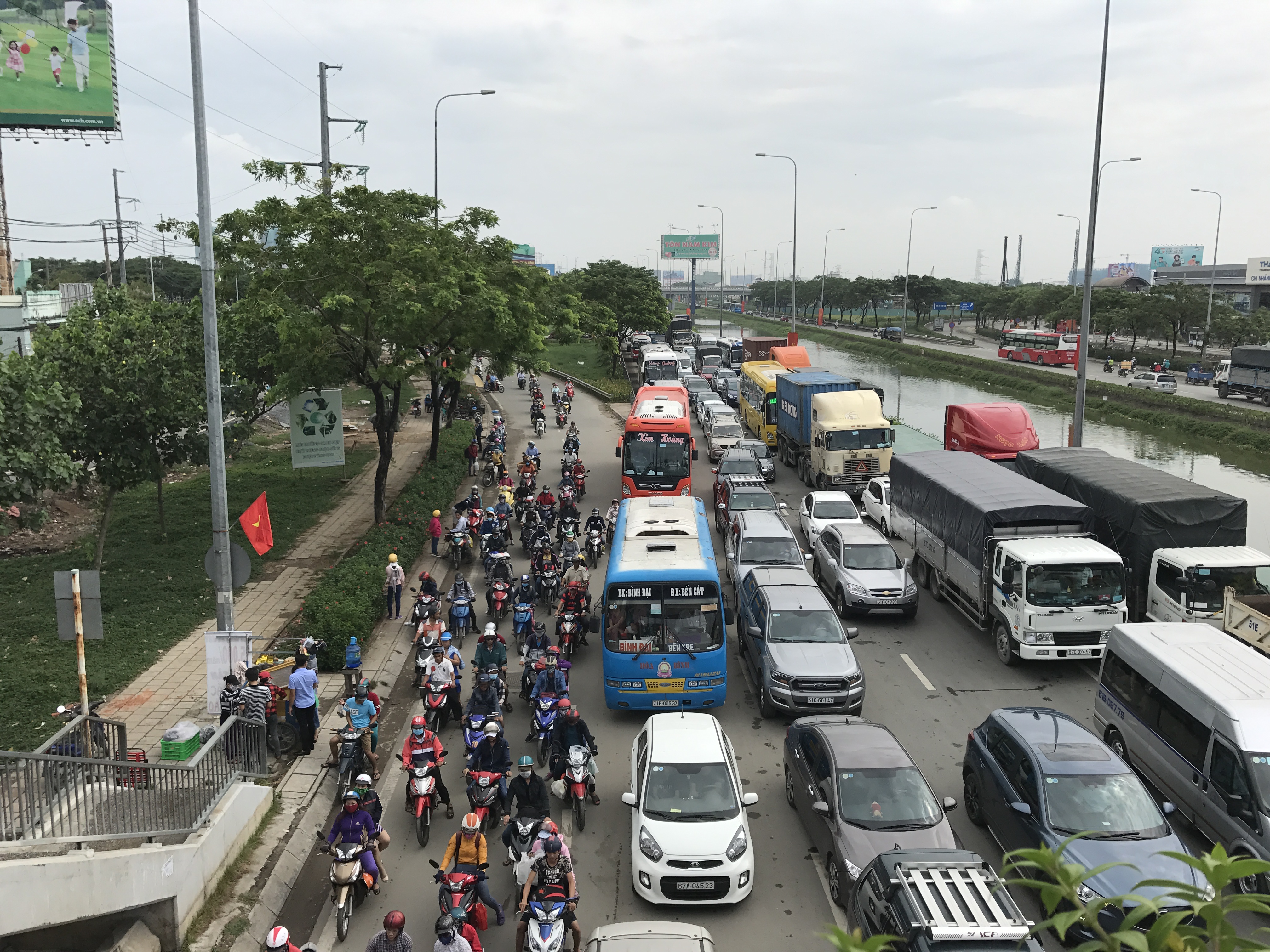 Qua ghi nhận của ph&oacute;ng vi&ecirc;n, phải đến gần 11 giờ c&ugrave;ng ng&agrave;y, t&igrave;nh trạng kẹt xe ở những tuyến đường n&oacute;i tr&ecirc;n mới bắt đầu đỡ căng thẳng do lượng xe giảm dần. Tuy nhi&ecirc;n, thời tiết oi bức khiến h&agrave;ng ng&agrave;n người kh&ocirc;ng tr&aacute;nh khỏi sự mệt mỏi tr&ecirc;n đường đi nghỉ lễ