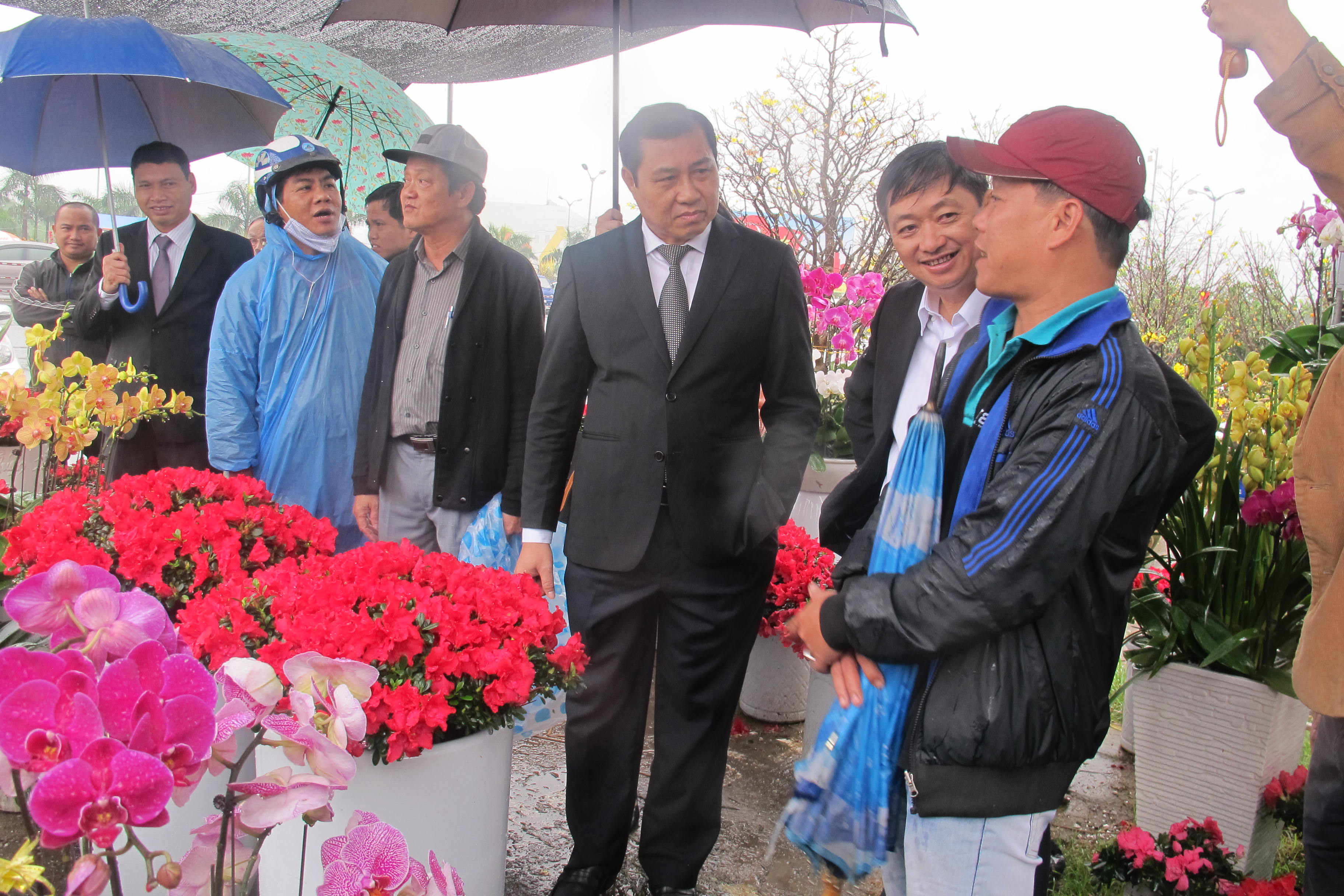 Chủ tịch Huỳnh Đức Thơ cùng Phó chủ tịch Đặng Việt Dũng hỏi thăm một người bán hoa tại chợ hoa Tết Đà Nẵng trong sáng 25-1