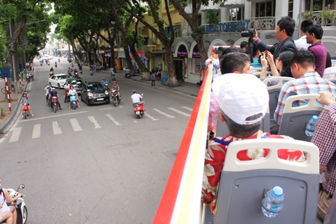 H&agrave; Nội c&oacute; xe bu&yacute;t 2 tầng mui trần tha hồ ngắm phố cổ - Ảnh 4.
