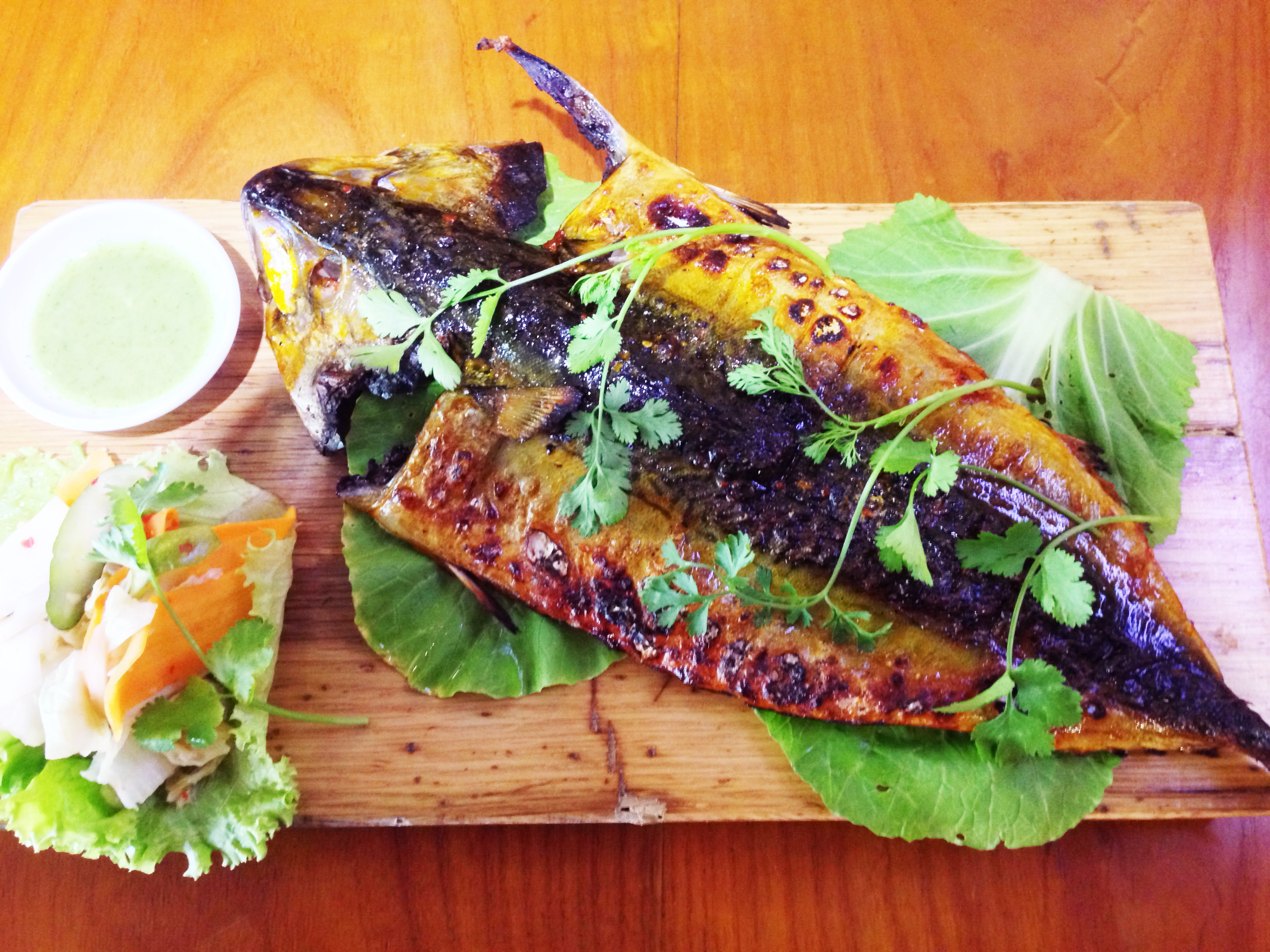 
C&aacute; saba nướng ăn k&egrave;m với cải chua v&agrave; muối ớt xanh
