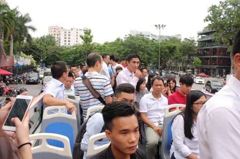 H&agrave; Nội c&oacute; xe bu&yacute;t 2 tầng mui trần tha hồ ngắm phố cổ - Ảnh 3.