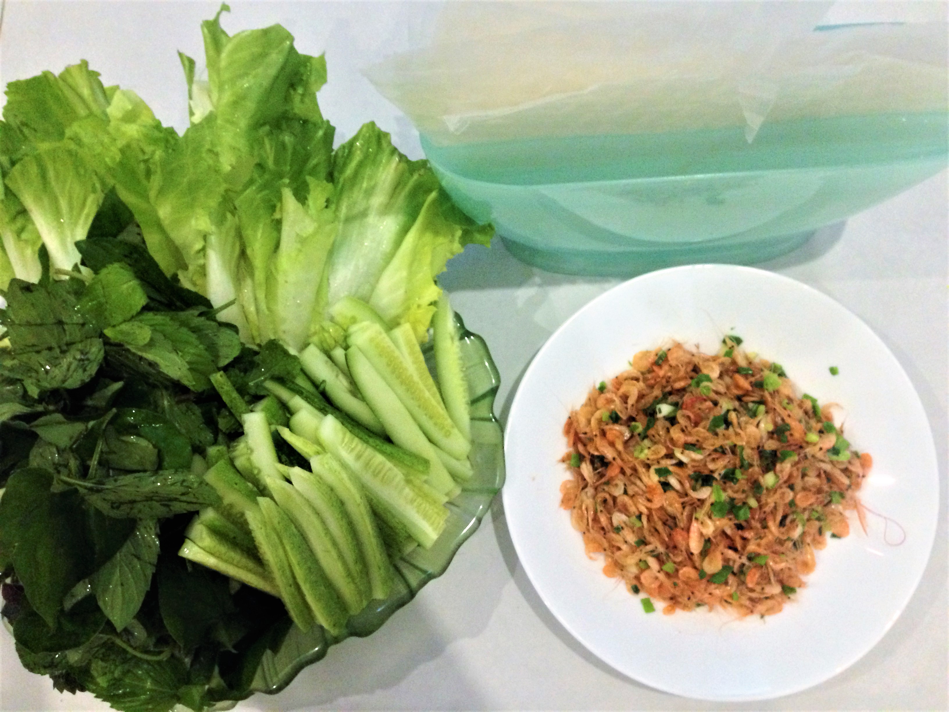 Bữa ăn gia đình với món tép rong um cuốn bánh tráng