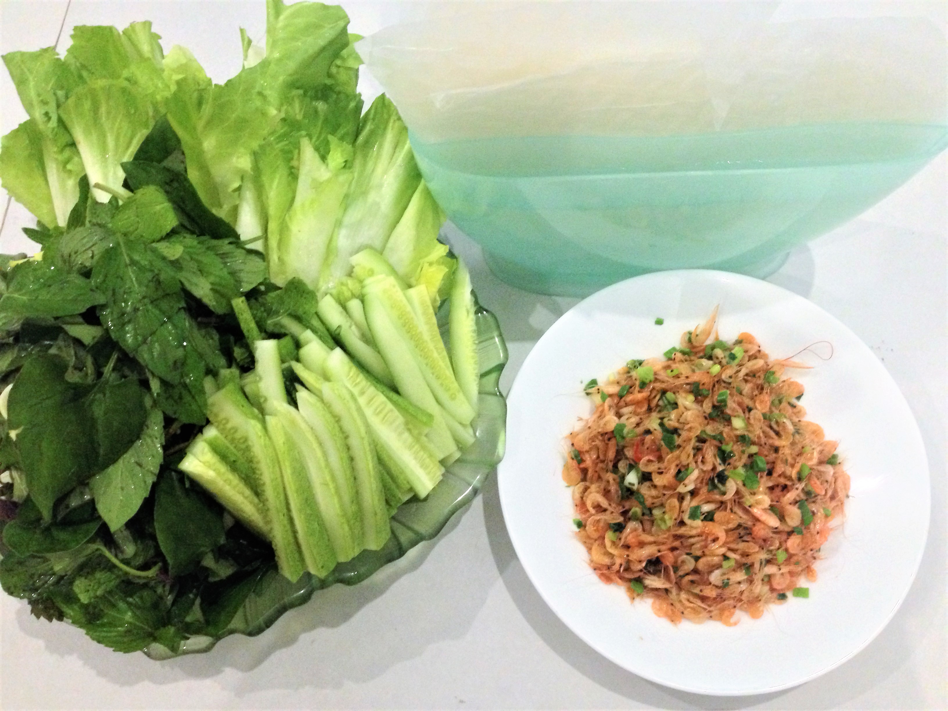 Tép um cuốn bánh tráng