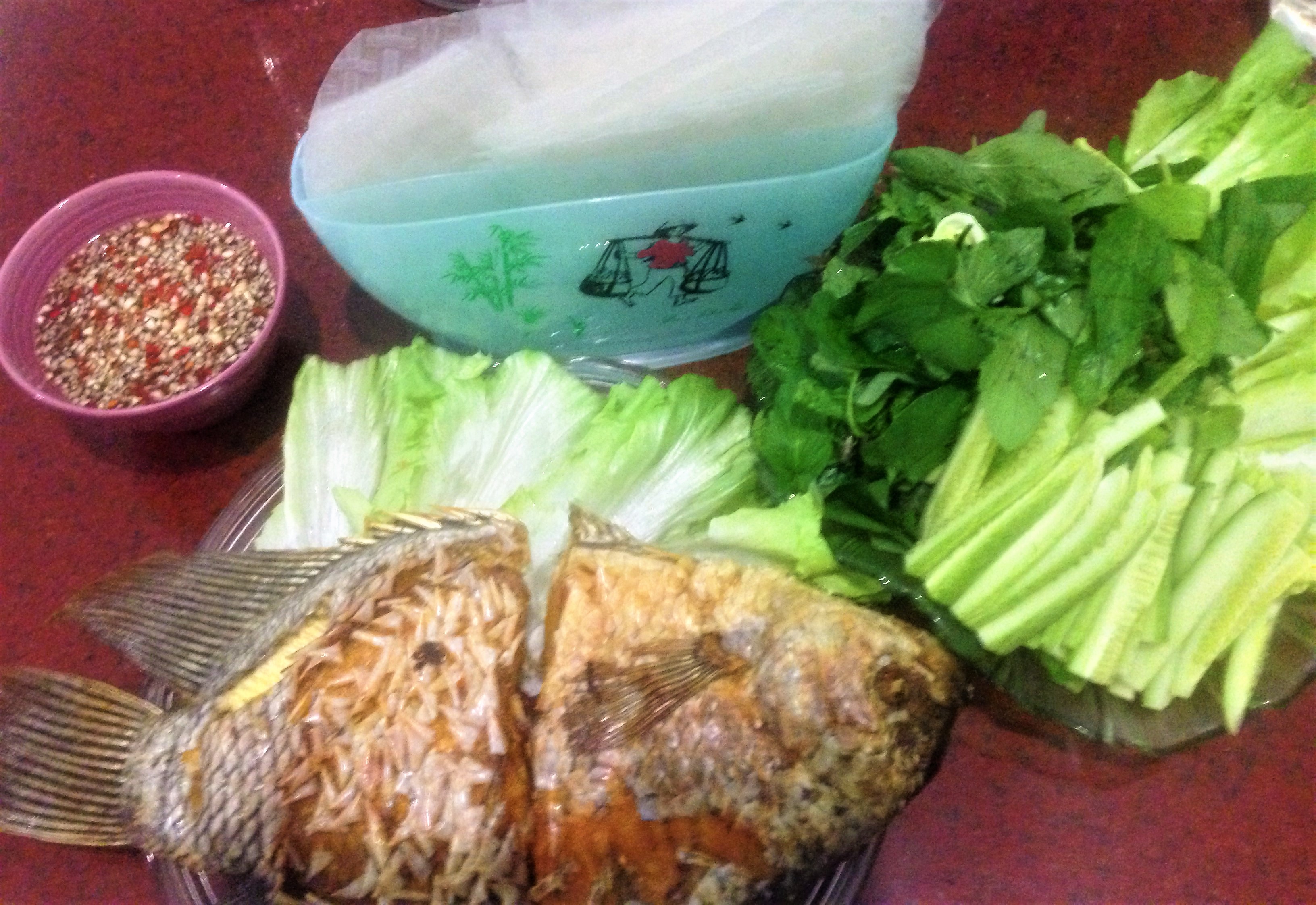 Cá tai tượng chiên xù ăn kèm bánh tráng, rau sống