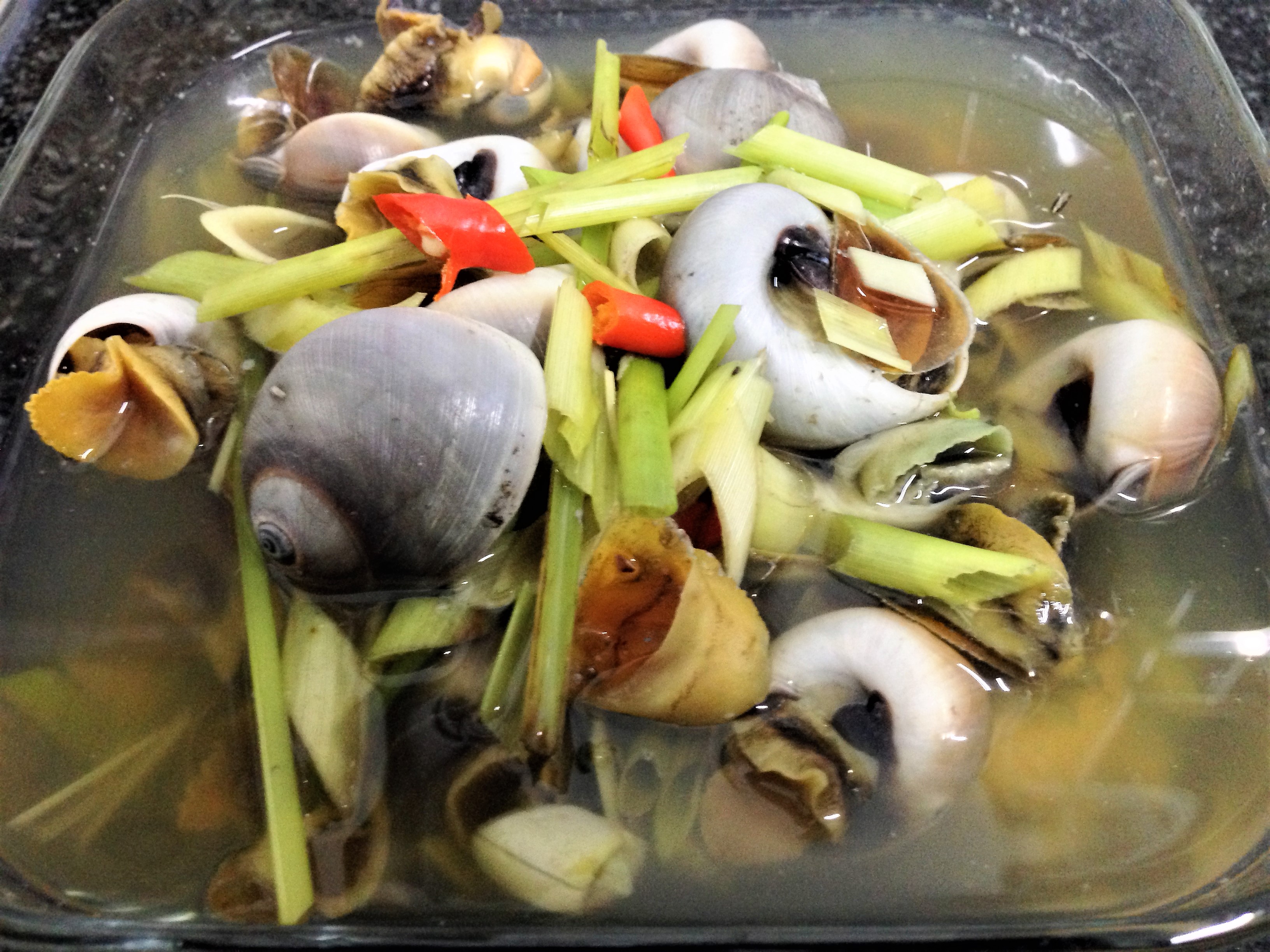 Thơm lừng ốc mỡ hấp sả