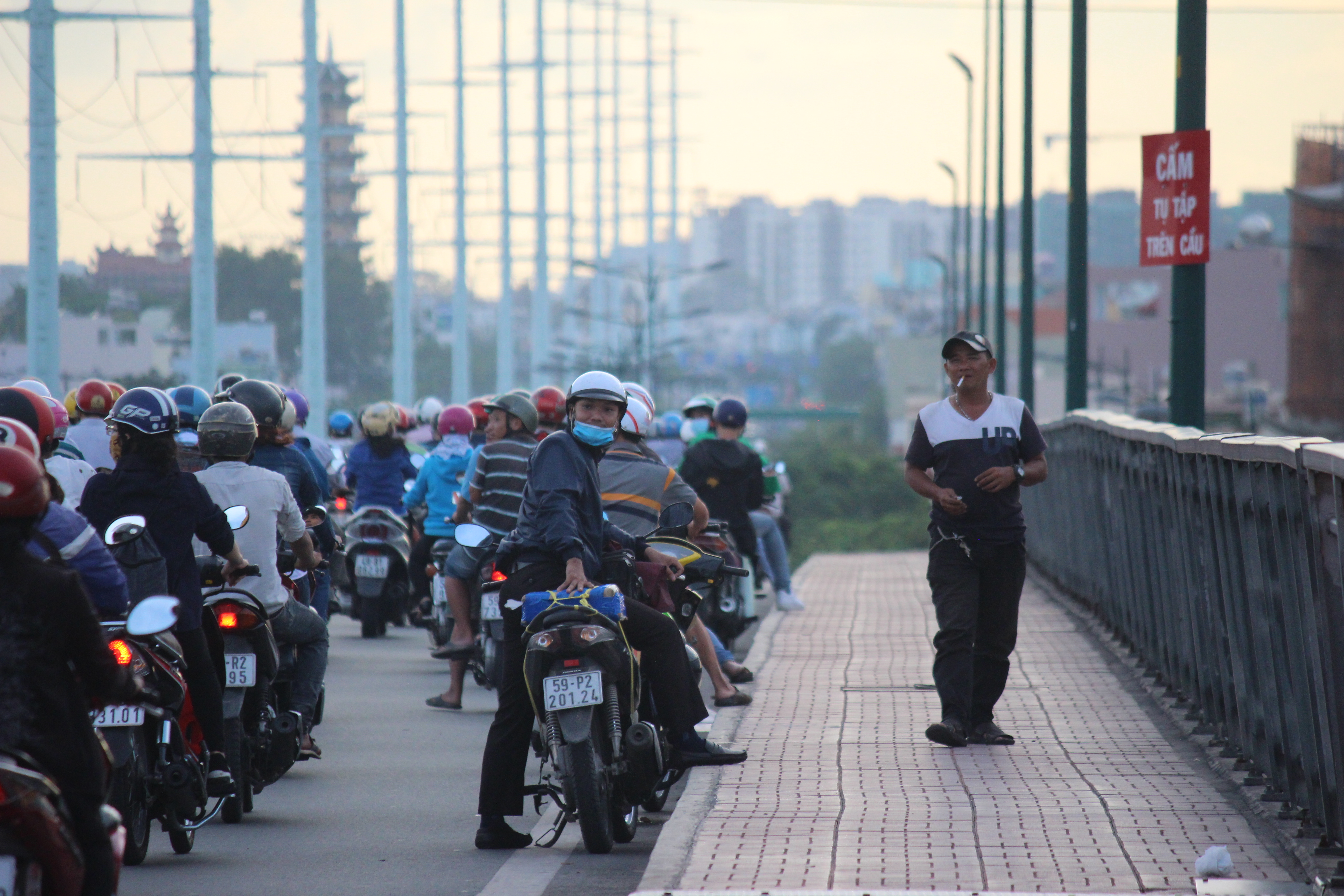 Cho đến khi người đi đường tập trung đông, hai người nước ngoài mới rời đi về hướng quận Gò Vấp.