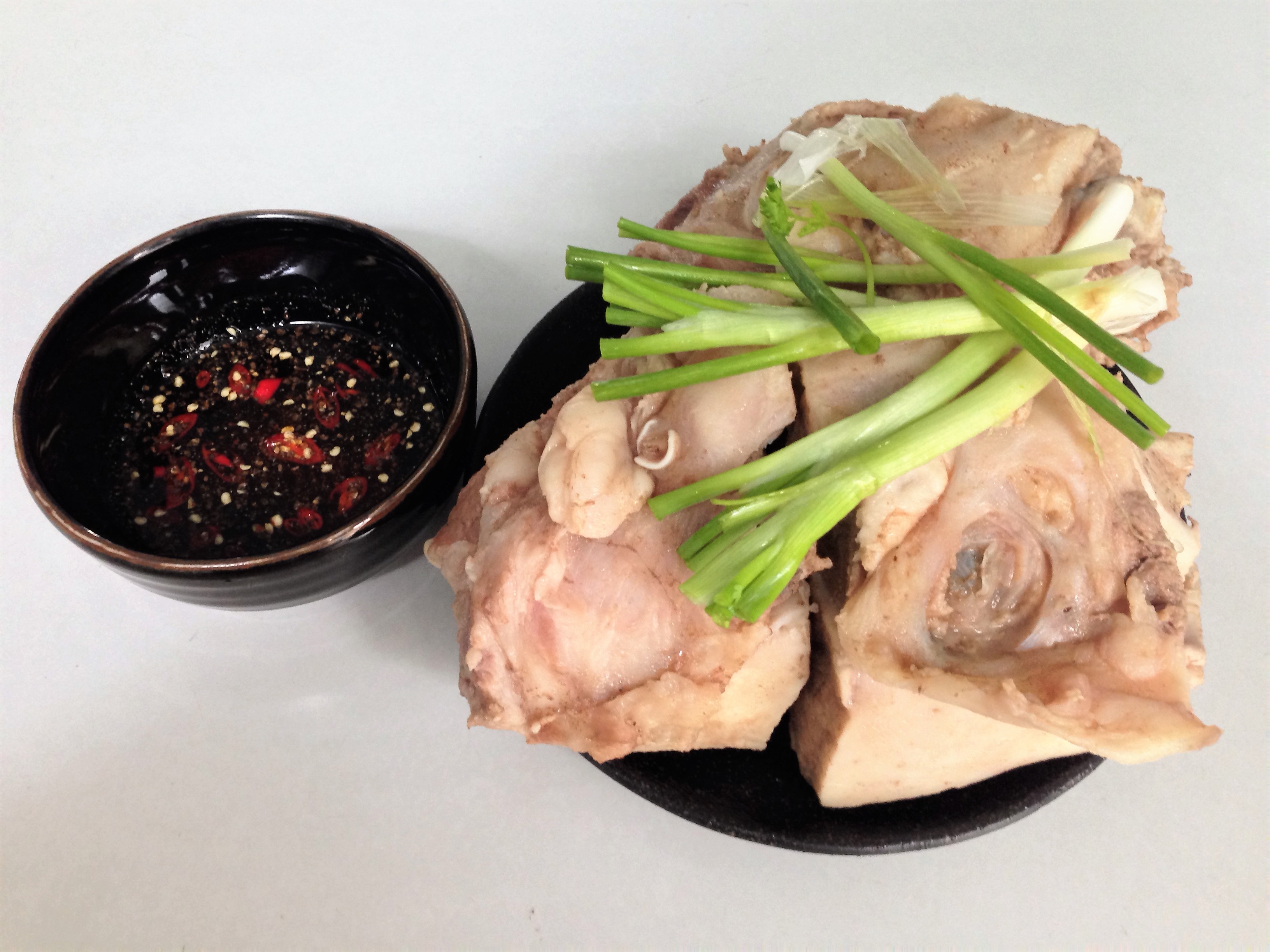 Má heo chấm kèm với nước mắm trong, xắt thêm vài lát ớt