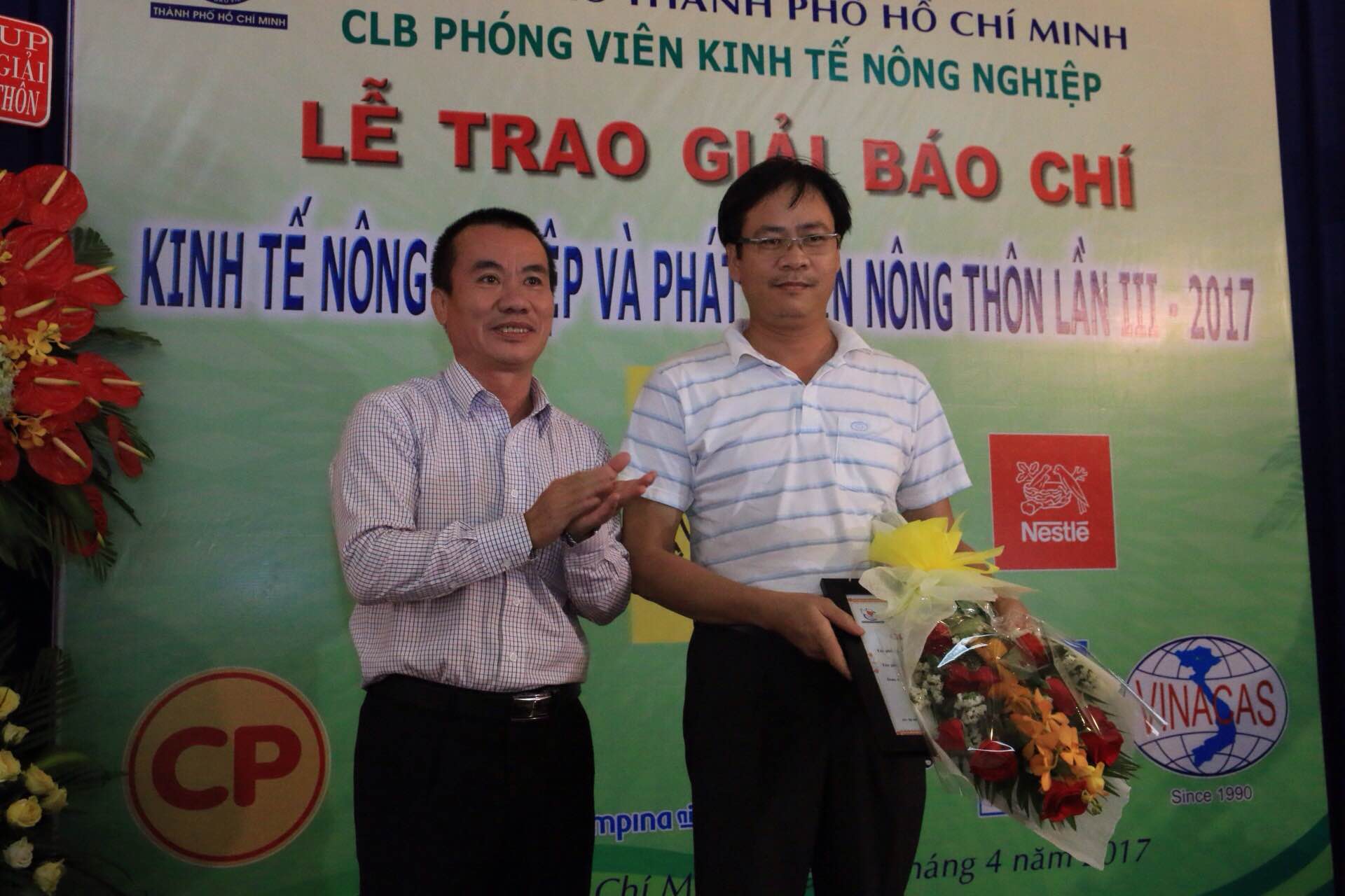
&Ocirc;ng Dương Vũ Th&ocirc;ng (tr&aacute;i), Ph&oacute; Chủ tịch Thường trực Hội Nh&agrave; b&aacute;o TP HCM, trao giải nhất cho t&aacute;c giả Lương Văn Thiện (B&aacute;o S&agrave;i G&ograve;n Giải Ph&oacute;ng). Ảnh: Vĩnh T&ugrave;ng
