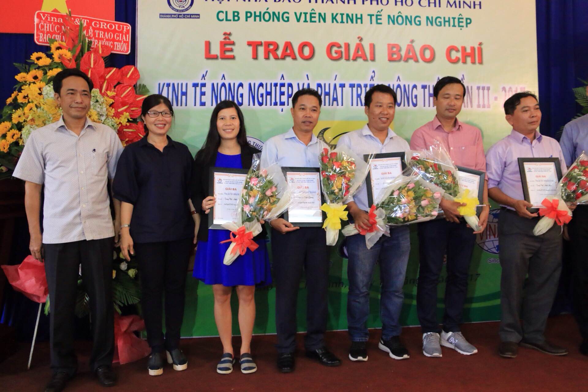 
&Ocirc;ng Đỗ Danh Phương (b&igrave;a tr&aacute;i), Tổng Bi&ecirc;n tập B&aacute;o Người Lao Động, trao giải ba cho c&aacute;c t&aacute;c giả. Ảnh: Vĩnh T&ugrave;ng
