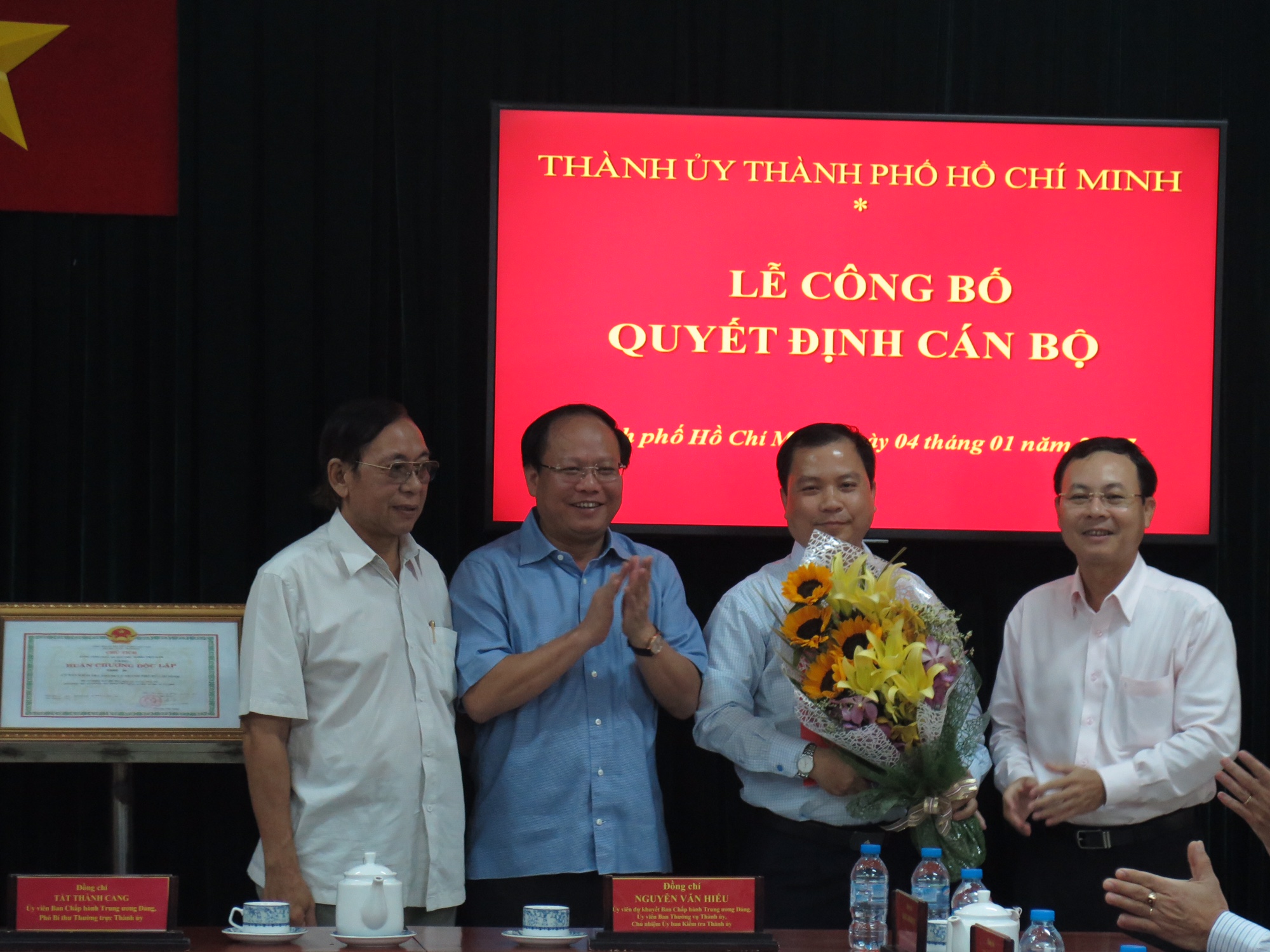 Phó Bí thư Thường trực Thành ủy TP HCM Tất Thành Cang cùng lãnh đạo UBKT Thành ủy và Ban Tổ chức Thành ủy trao quyết định và tặng hoa chúc mừng ông Ma Xuân Việt