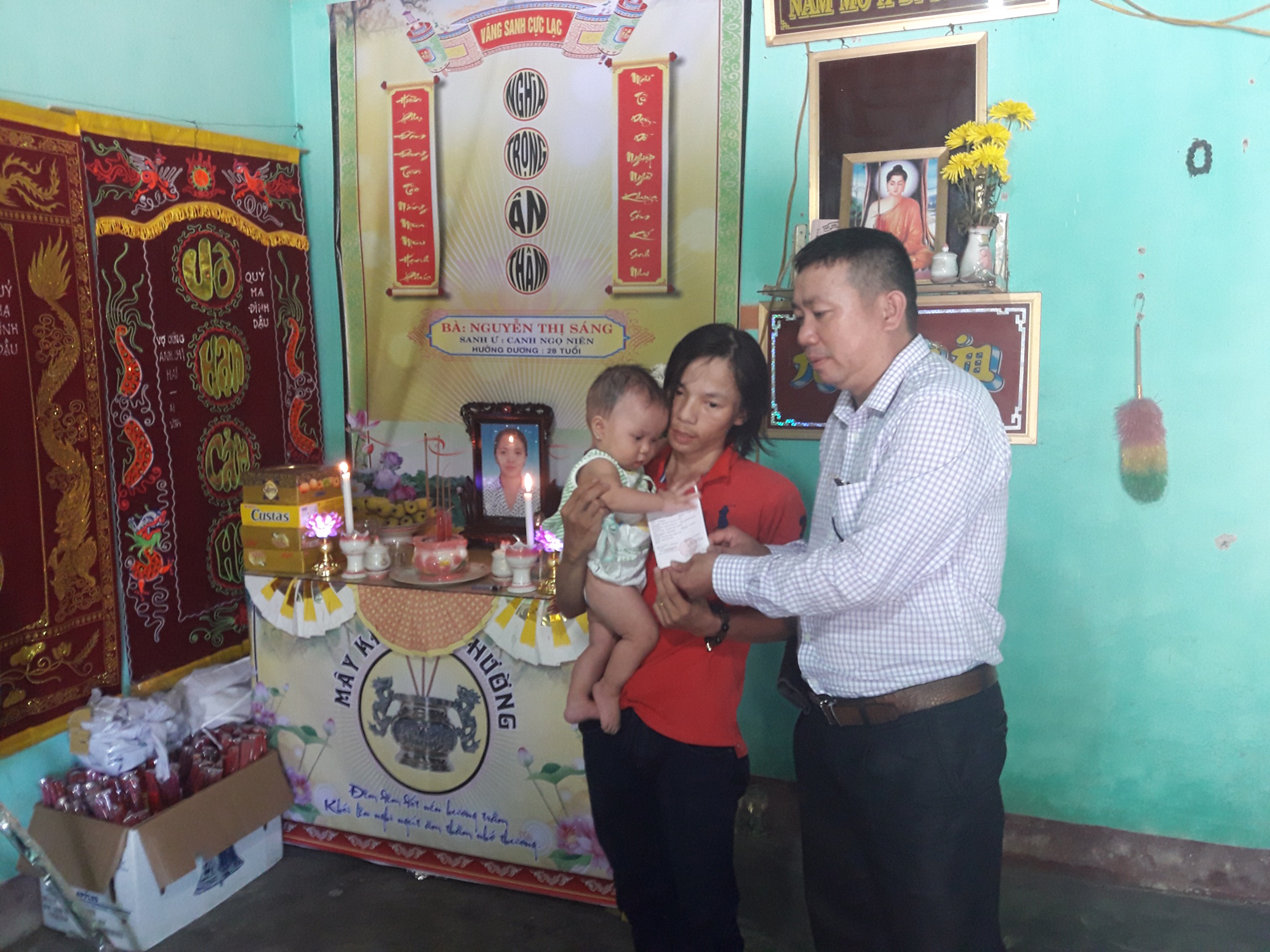 Trao 20 triệu đồng cho gia đình chị Sáng