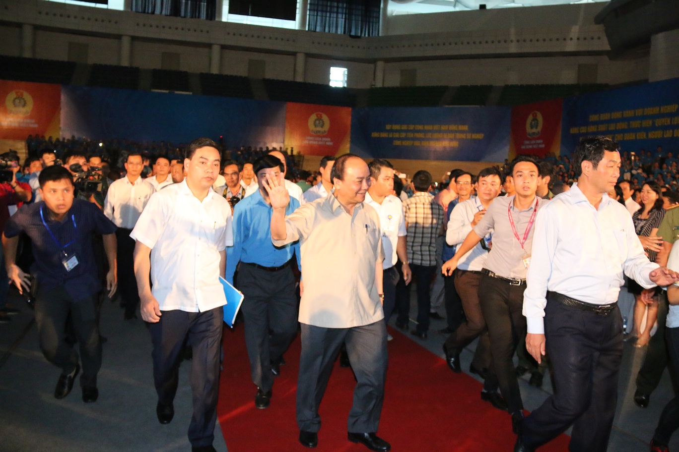 Thủ tướng Nguyễn Xuân Phúc vào hội trường để gặp gỡ công nhân