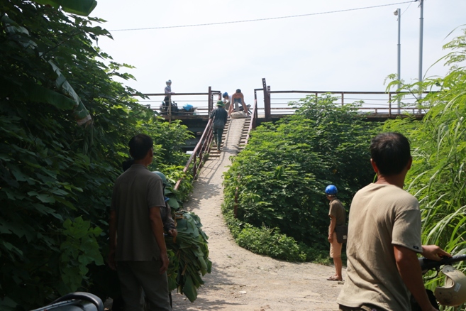 Thủy điện Hòa Bình xả đáy, dân xóm chài sông Hồng thấp thỏm - Ảnh 4.