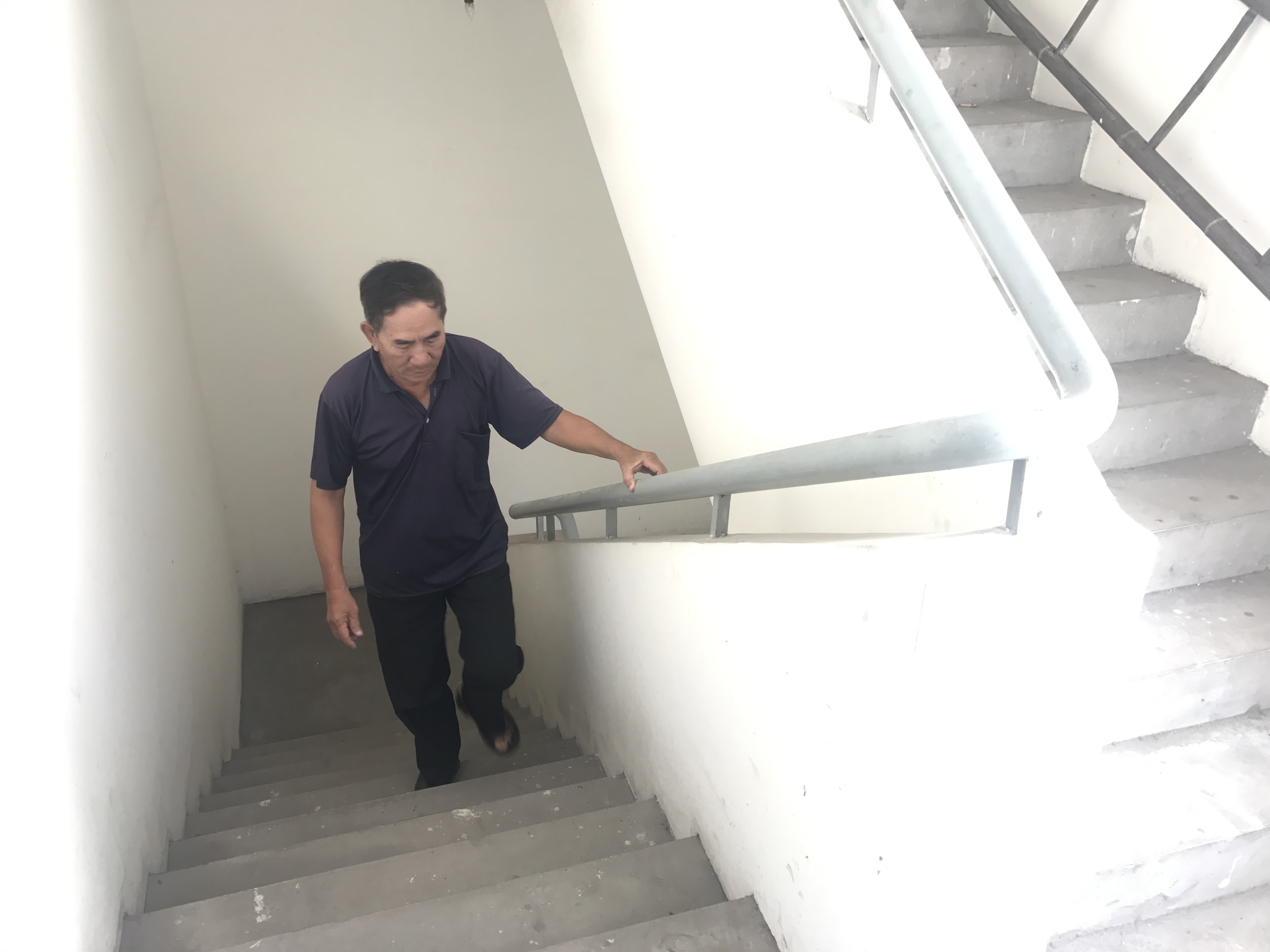&Ocirc;ng Nguyễn Xu&acirc;n Dậu, 74 tuổi chủ căn hộ B.1111 muốn ra ngo&agrave;i phải đi bộ 11 tầng.