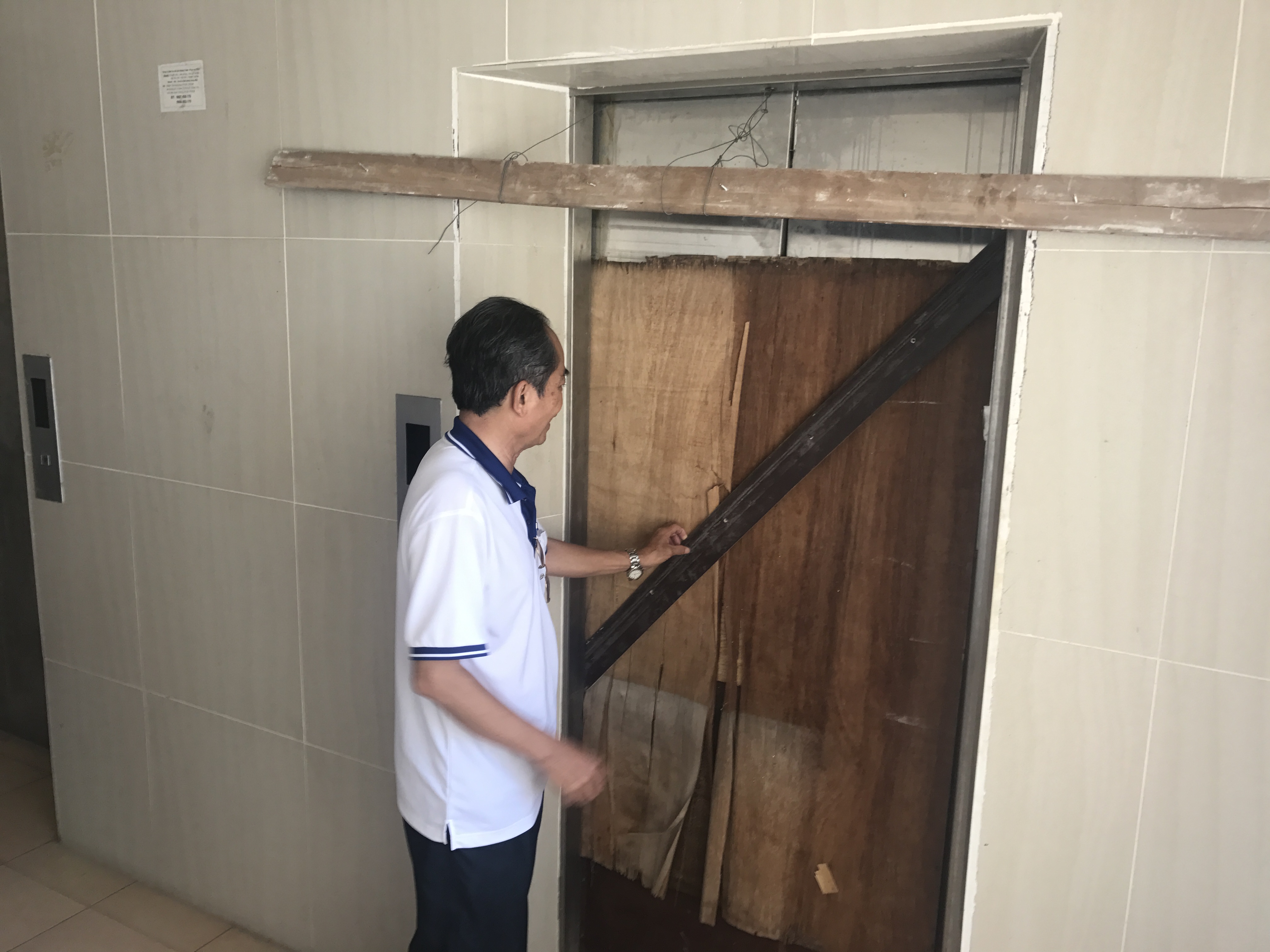 Thang máy chung cư hỏng, dân leo bộ 11 tầng