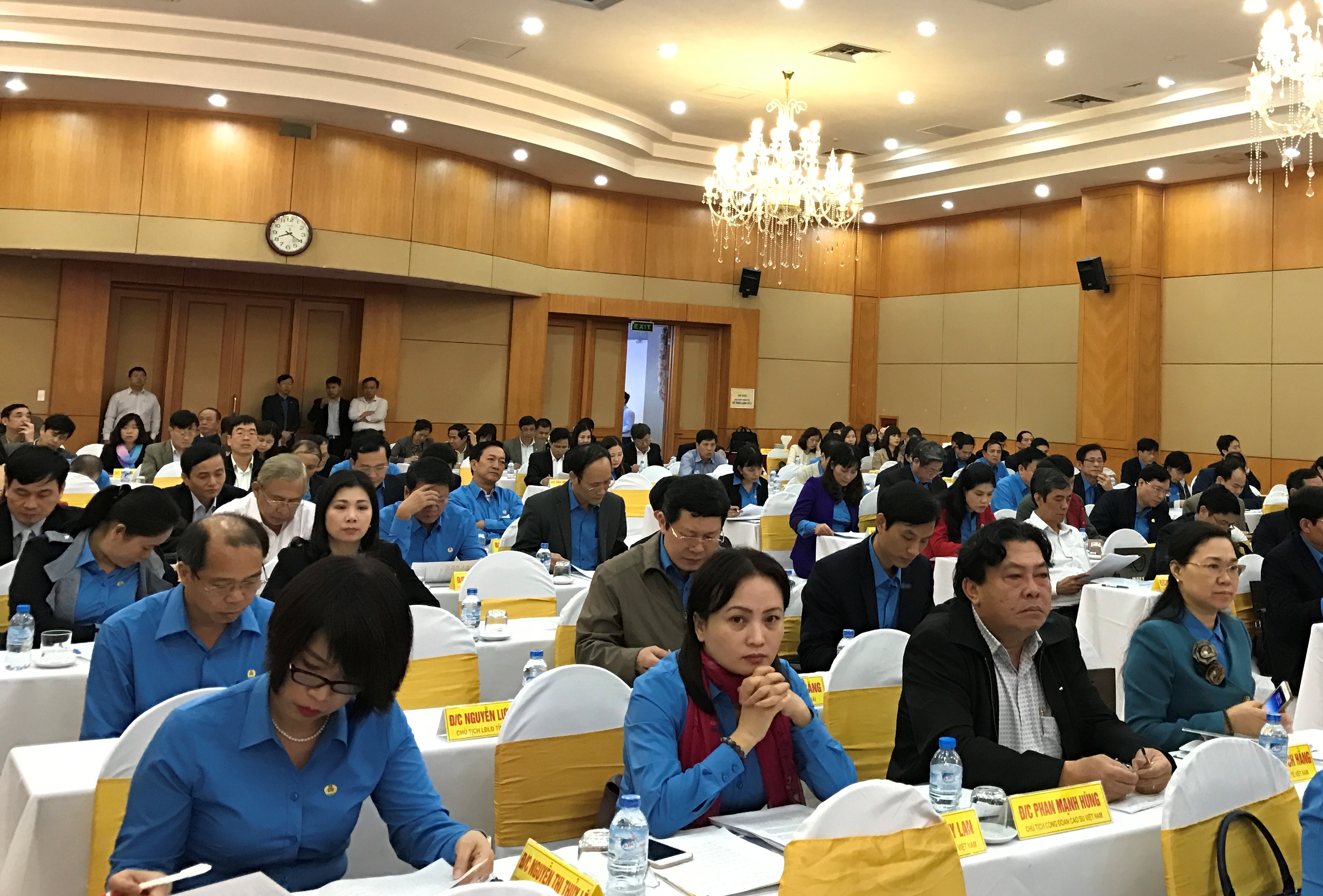 Các đại biểu tham dự hội nghị Ban chấp hành Tổng LĐLĐ Việt Nam sáng 17-3