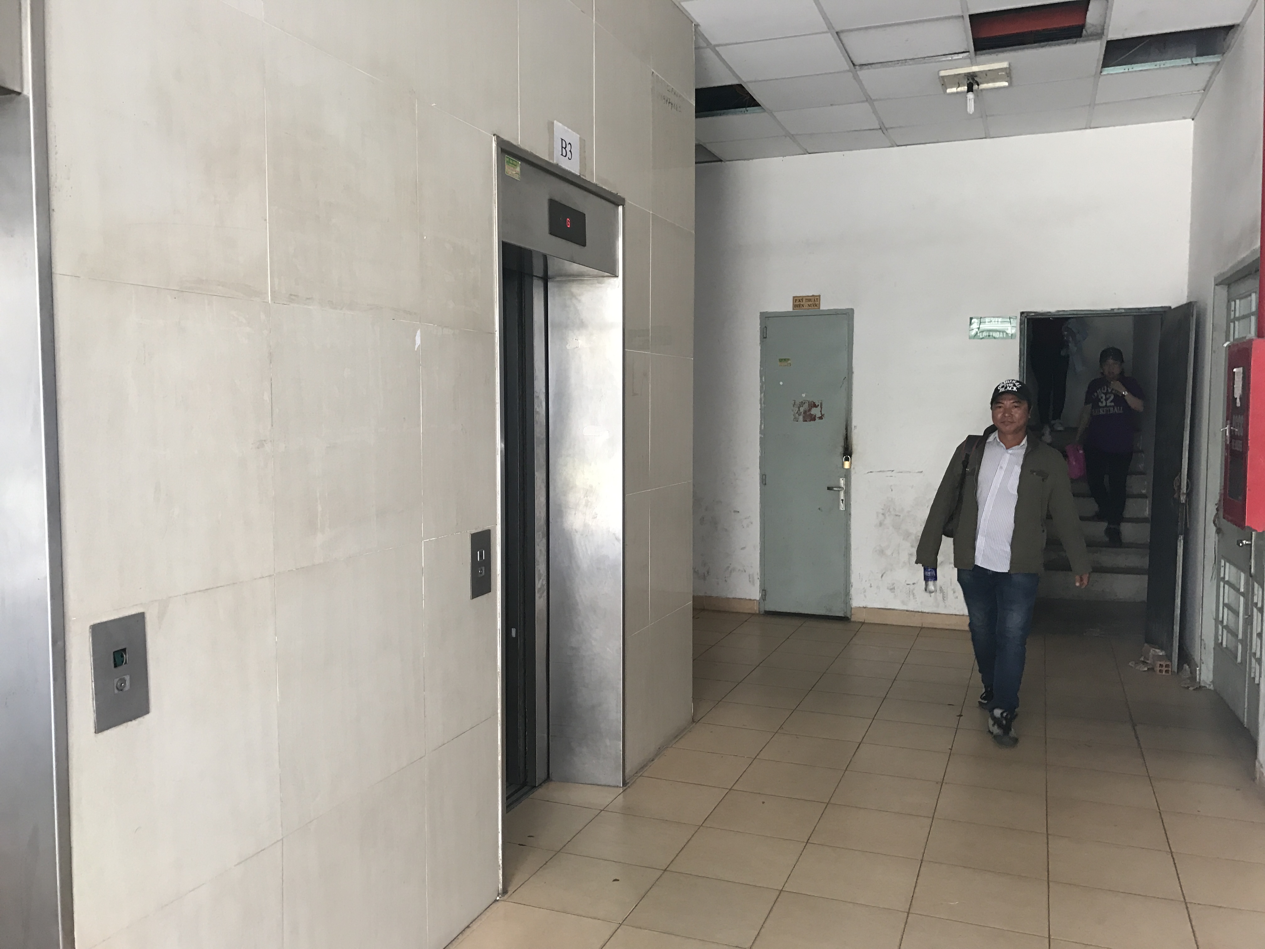 Thang m&aacute;y ở chung cư T&acirc;n Mỹ hỏng v&agrave; sủa chữa suốt 14 ng&agrave;y n&ecirc;n người d&acirc;n phải đi bộ.