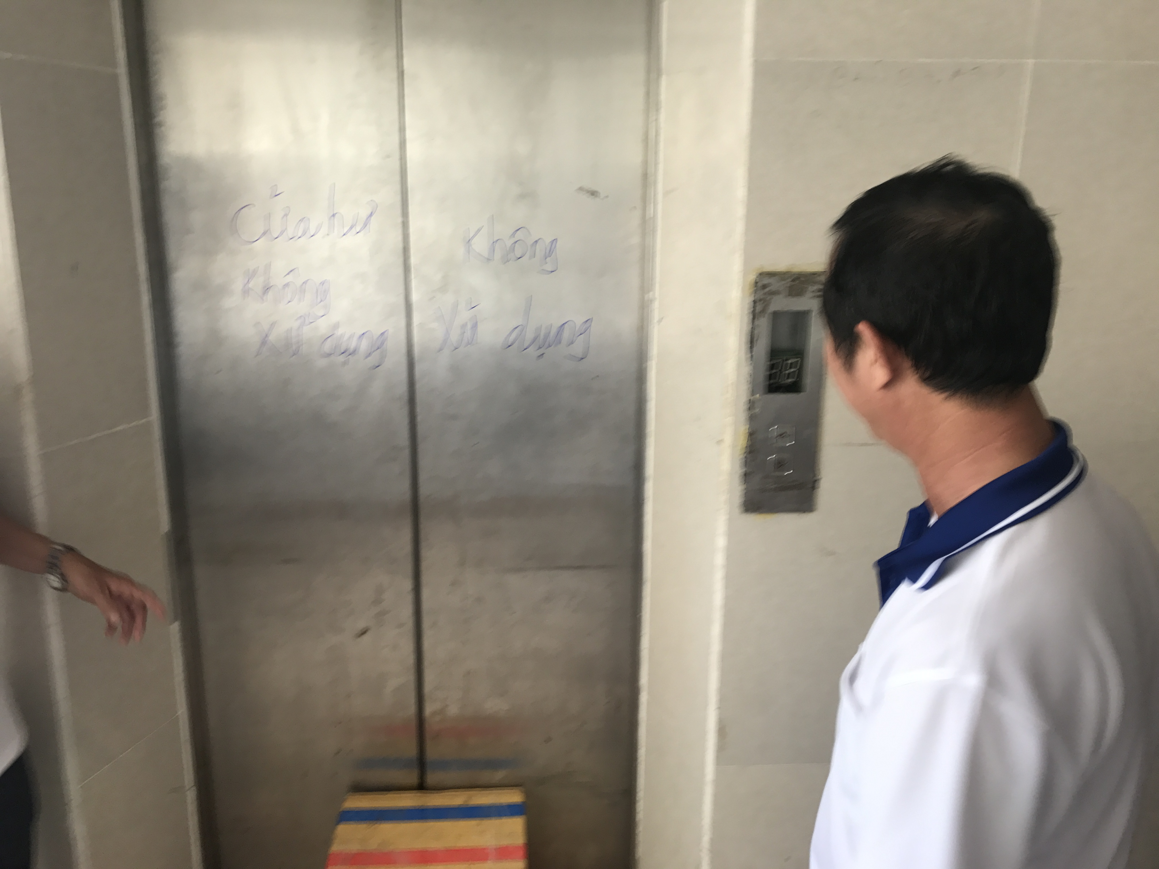 Khu B 4 th&aacute;ng m&aacute;y đều hỏng, ri&ecirc;ng khu A c&ograve;n 2 thang hoạt động nhưng rất chập chờn. Từng xảy ra vụ rớt thang m&aacute;y khiến một người g&atilde;y ch&acirc;n.