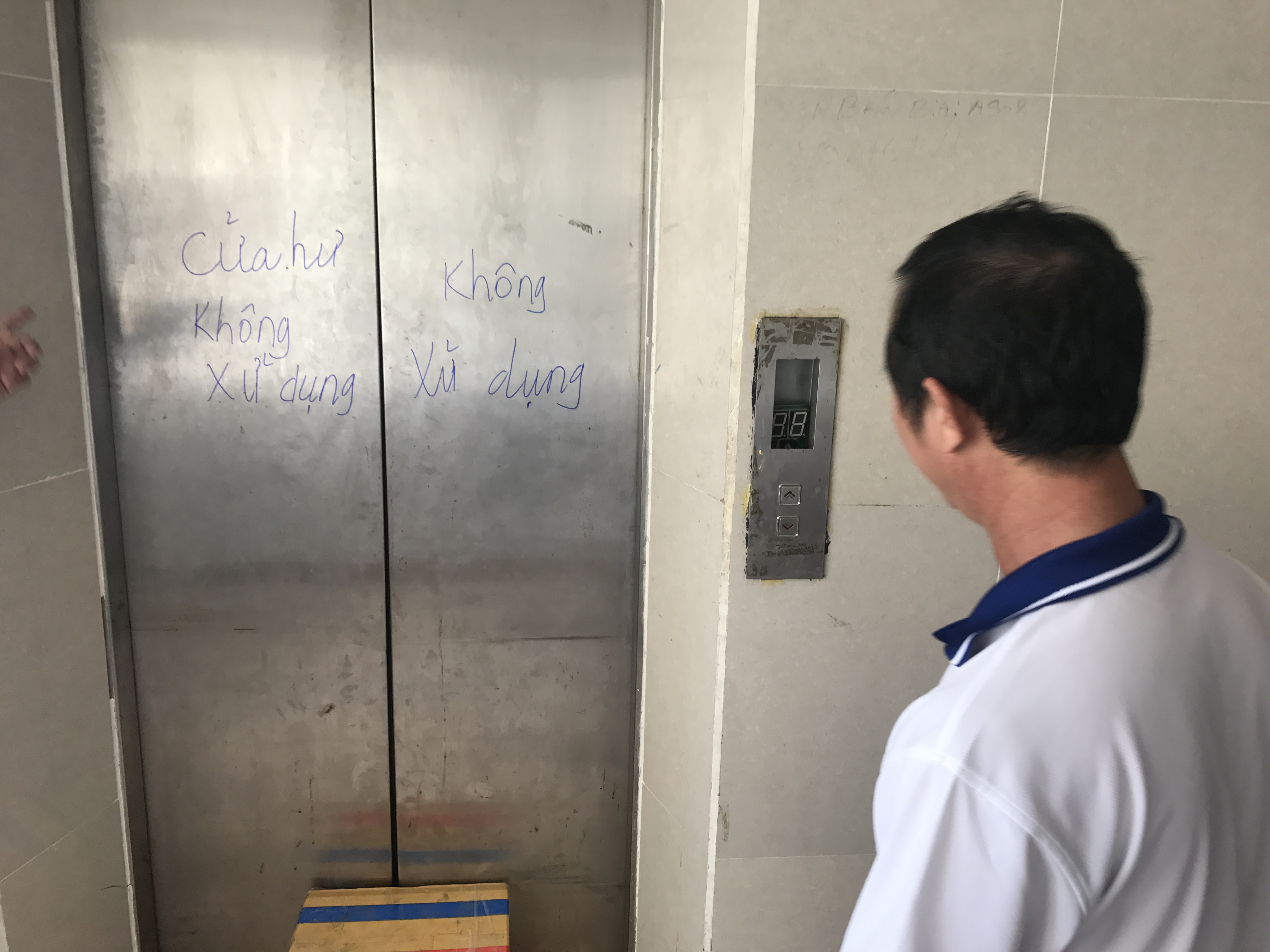 Lội bộ 11 tầng suốt 13 ngày ở chung cư tại Sài Gòn
