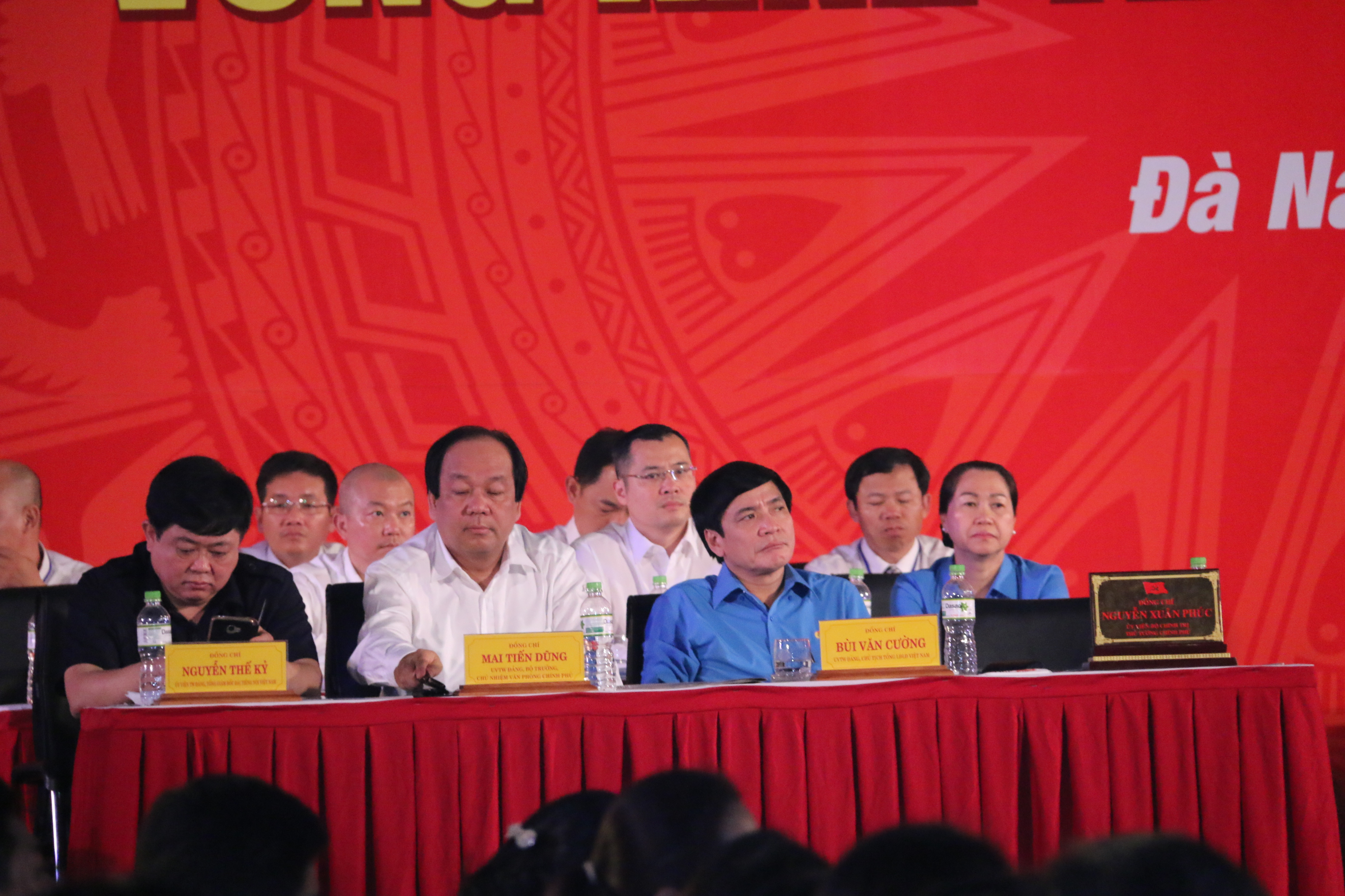 Ông Bùi Văn Cường (thứ 2, hàng đầu, từ phải qua) lắng nghe từng câu hỏi của công nhân