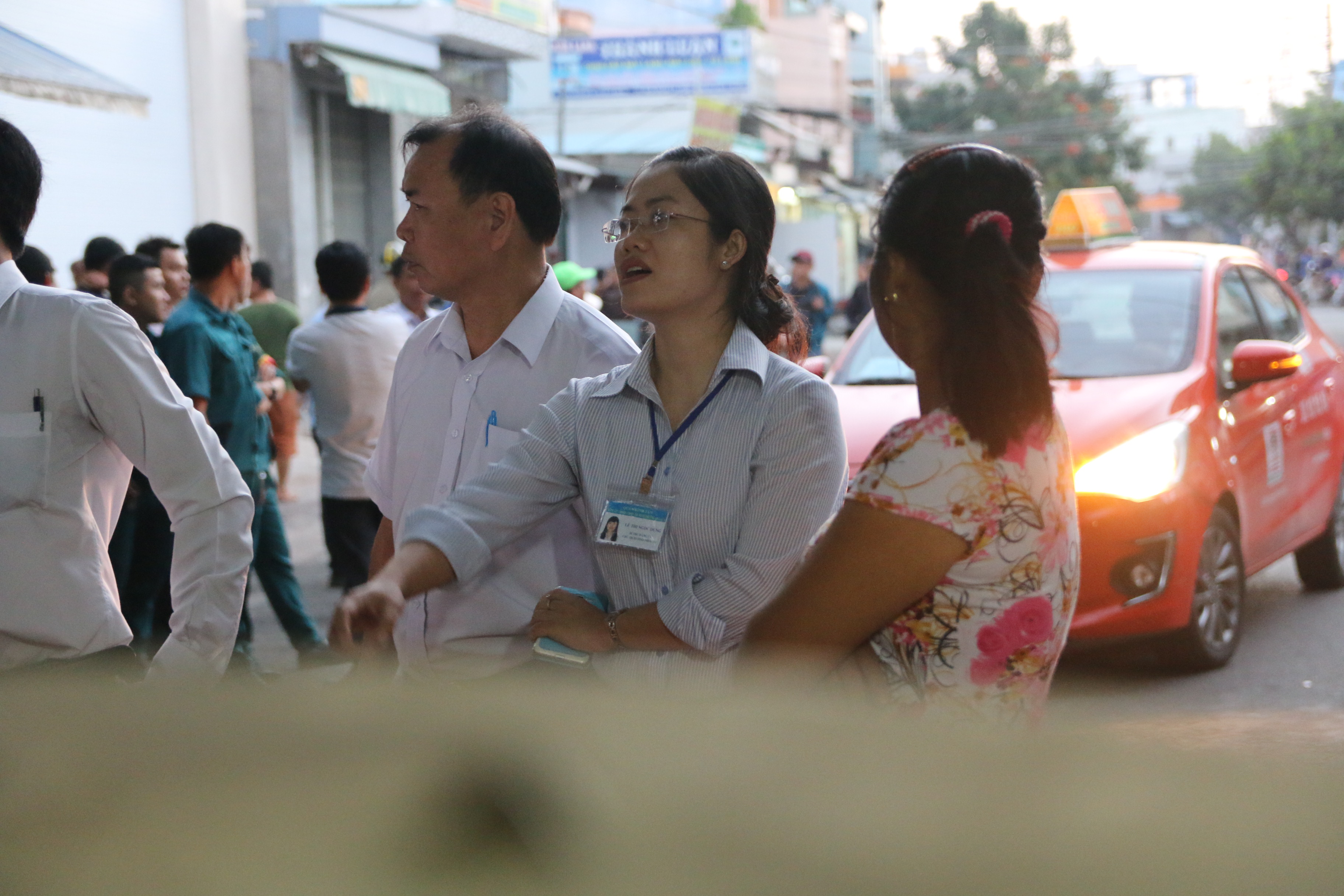 
Tại đường Nguyễn Thức Tự, b&agrave; Dung đ&atilde; trao đổi với h&agrave;ng chục người d&acirc;n về việc di dời sạp h&agrave;ng v&agrave;o b&ecirc;n trong nh&agrave;.
