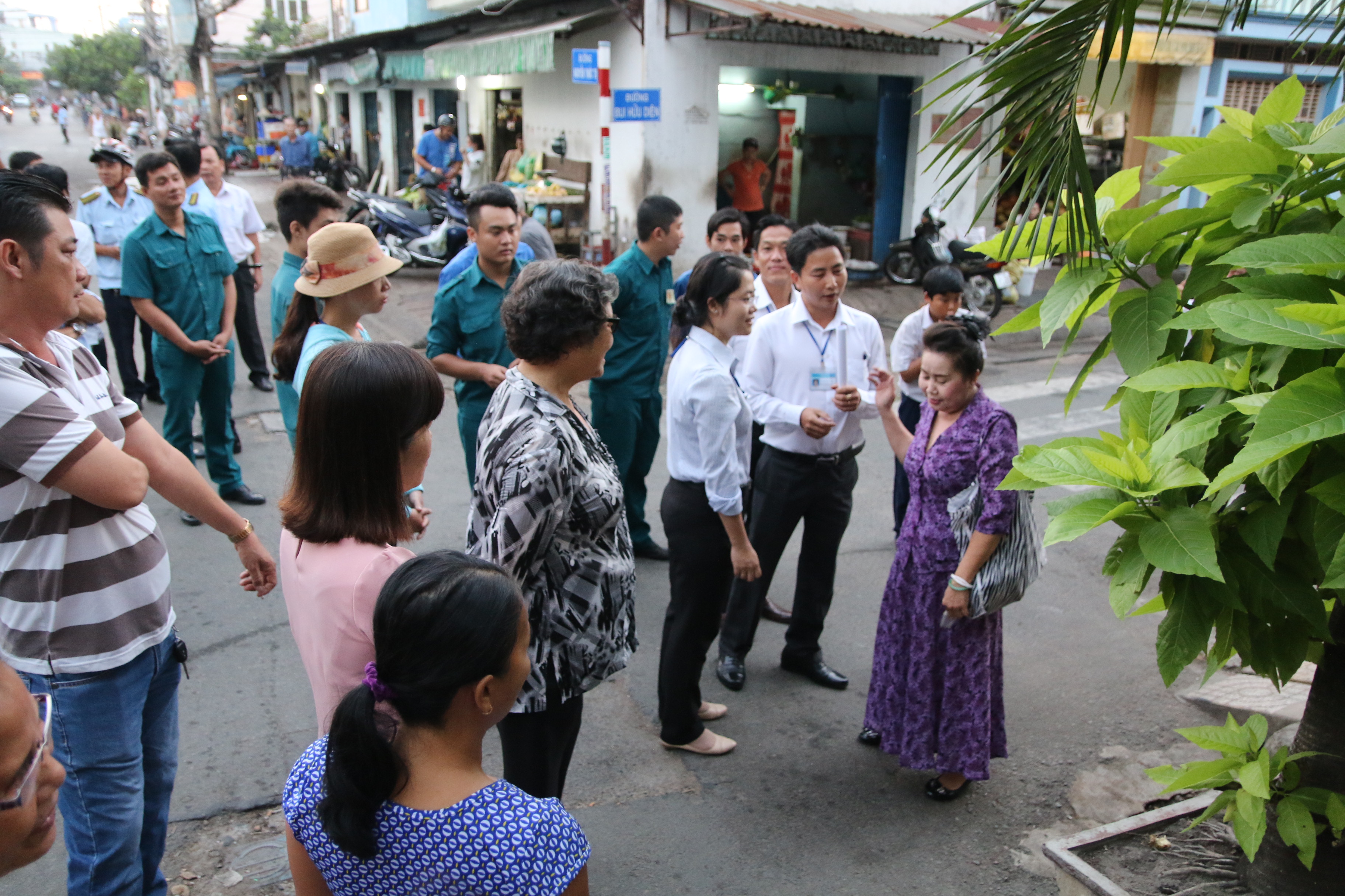 Một hộ d&acirc;n c&oacute; chậu c&acirc;y để tr&ecirc;n đường đ&atilde; được lực lượng chức năng y&ecirc;u cầu dời v&agrave;o b&ecirc;n trong nh&agrave;.