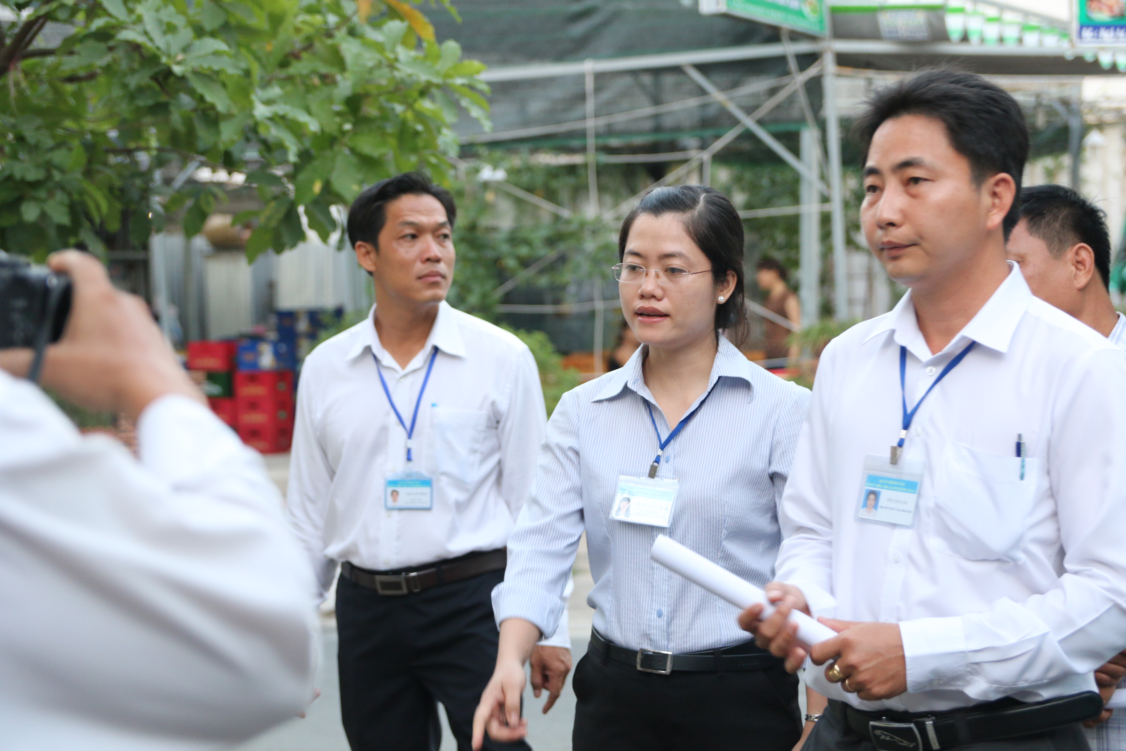 
Sau khi được nữ chủ tịch UBND phường An Lạc nhắc nhở, nhiều hộ d&acirc;n cam kết trong ng&agrave;y sẽ th&aacute;o bỏ c&aacute;c bục l&ecirc;n xuống lấn chiếm.
