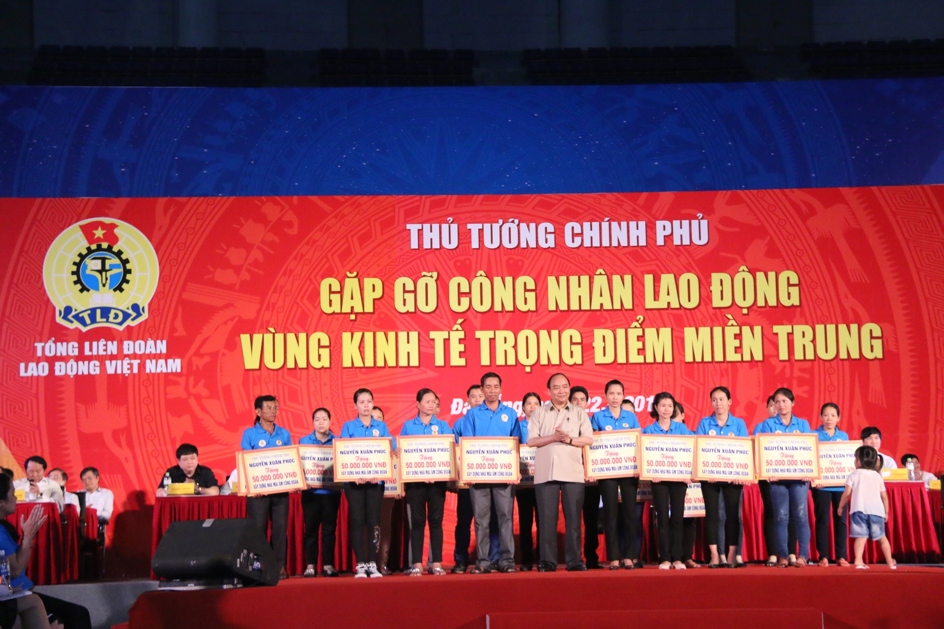 Thủ tướng tặng quà cho công nhân