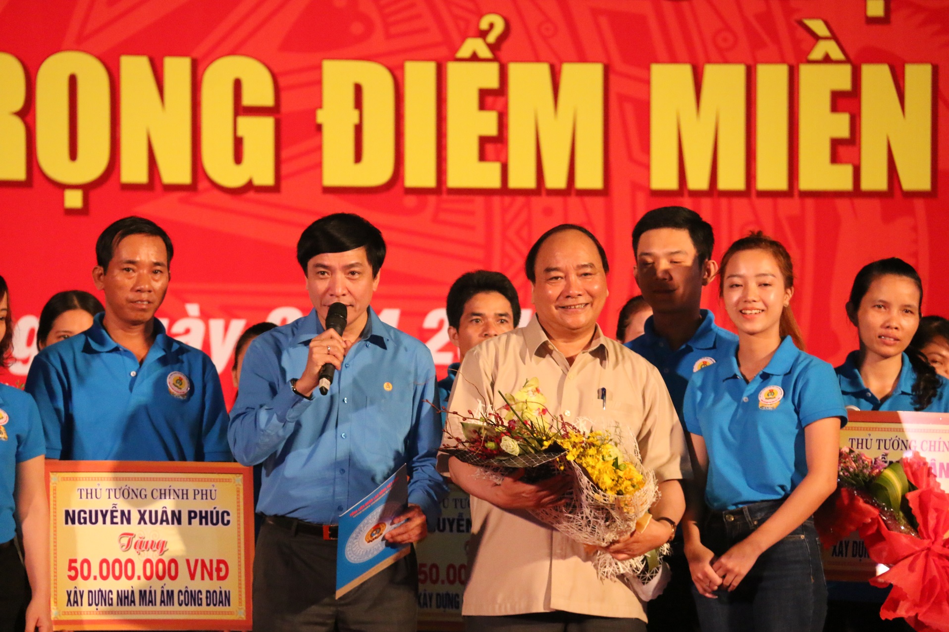 Ông Bùi Văn Cường thay mặt Tổng LĐLĐ Việt Nam cảm ơn Thủ tướng Chính phủ và hứa sẽ tiếp thu các nhiệm vụ mà Thủ tướng đã giao, giáo dục bồi dưỡng xây dựng giai cấp công nhân