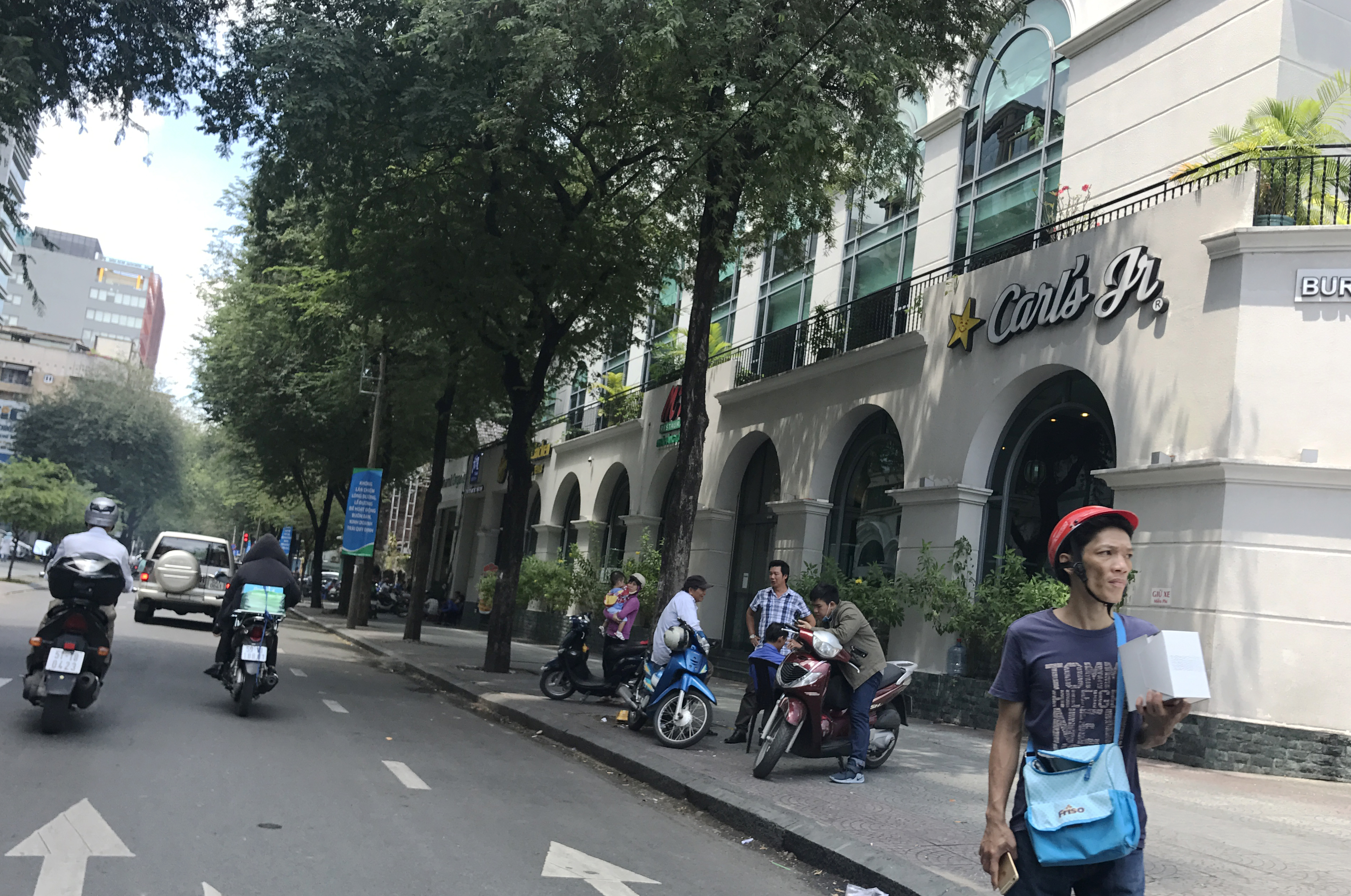 
Sau khi B&aacute;o Người Lao Động phản &aacute;nh, đường Nguyễn Du, quận 1 th&ocirc;ng tho&aacute;ng.
