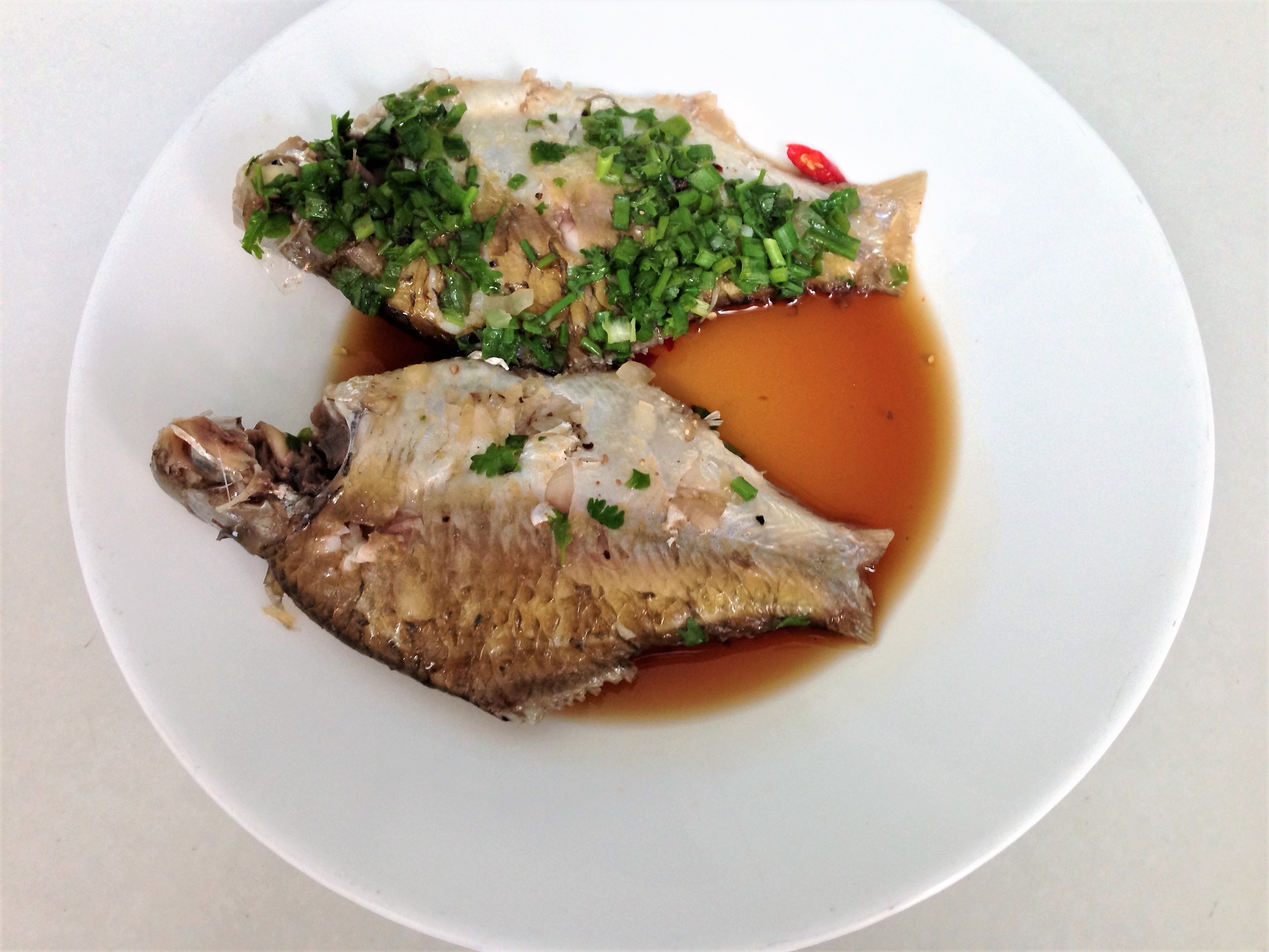 Cá dảnh kho thơm chấm cùng nước mắm trong