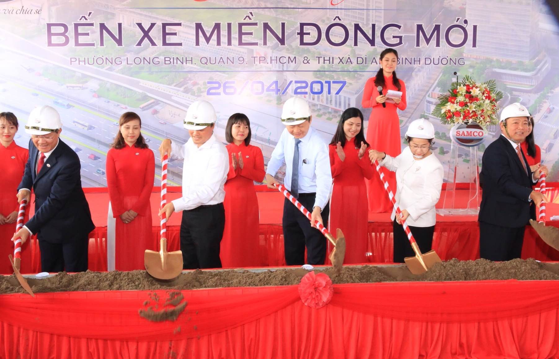 
L&atilde;nh đạo UBND TP c&ugrave;ng chủ đầu tư thực hiện nghi thức khởi c&ocirc;ng c&ocirc;ng tr&igrave;nh
