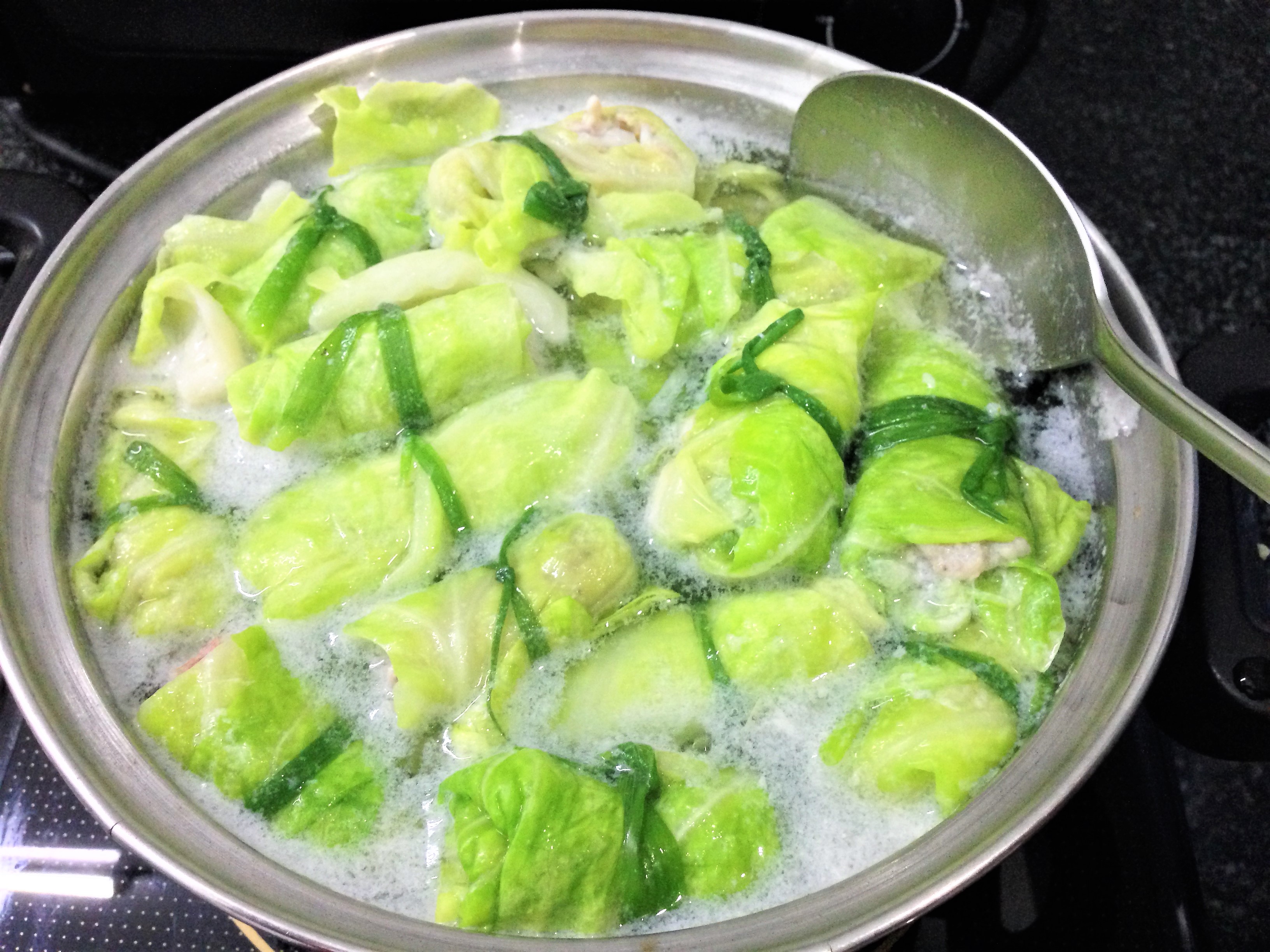 
Khi nấu canh phải chịu kh&oacute; vớt bọt để nước d&ugrave;ng được trong
