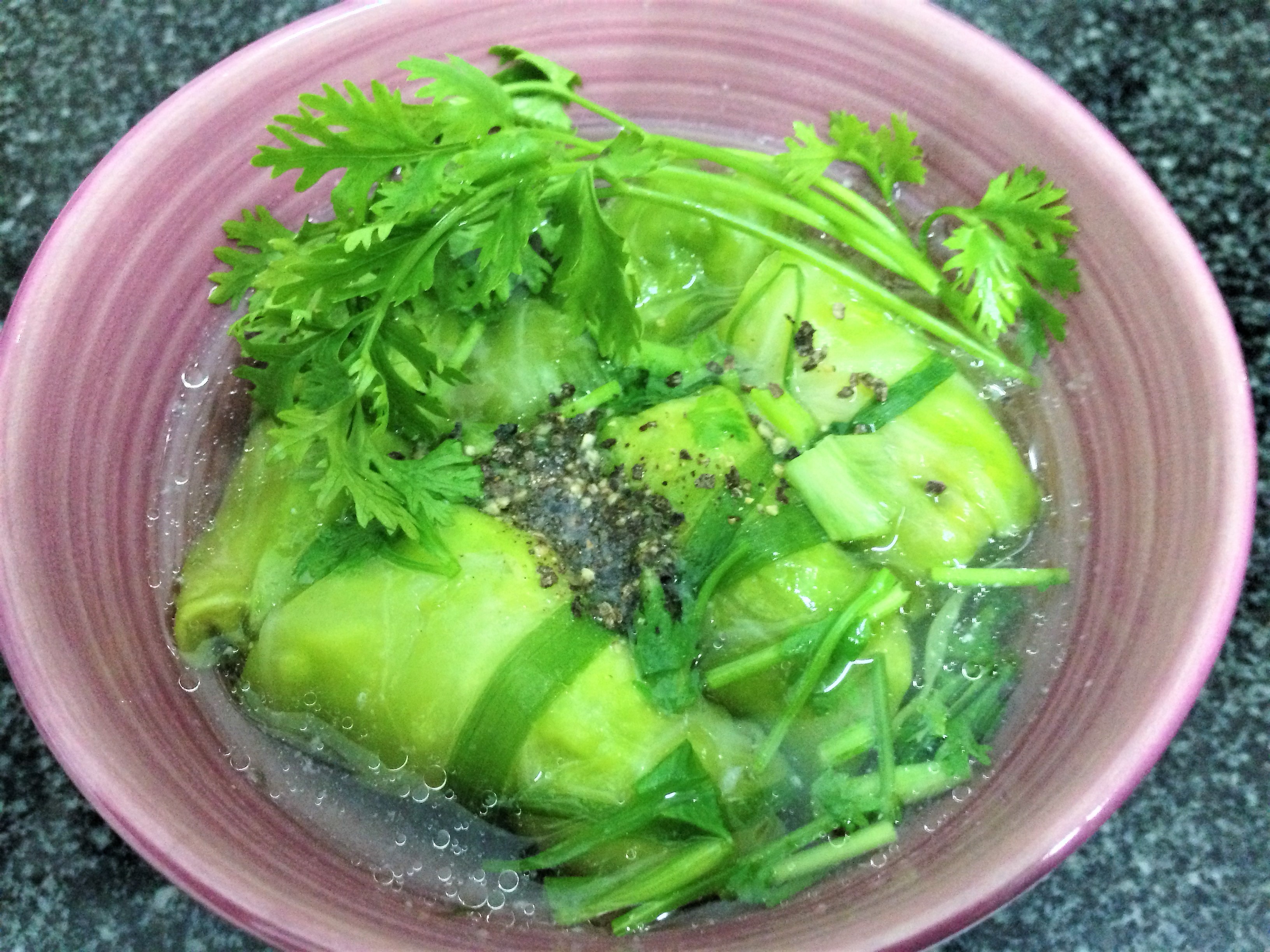 
M&uacute;c canh ra t&ocirc;, rắc th&ecirc;m h&agrave;nh, ng&ograve;, ti&ecirc;u...
