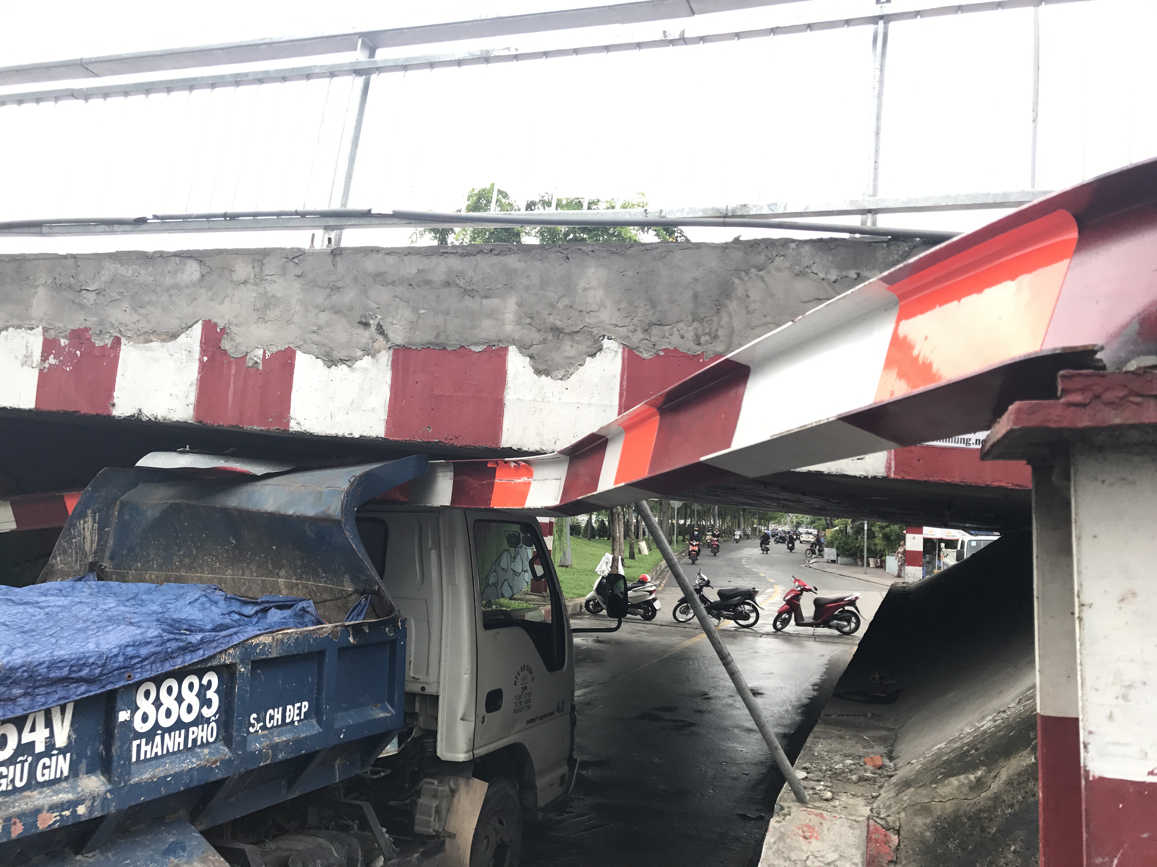 Xe ben gây họa dưới cầu Bùi Hữu Nghĩa