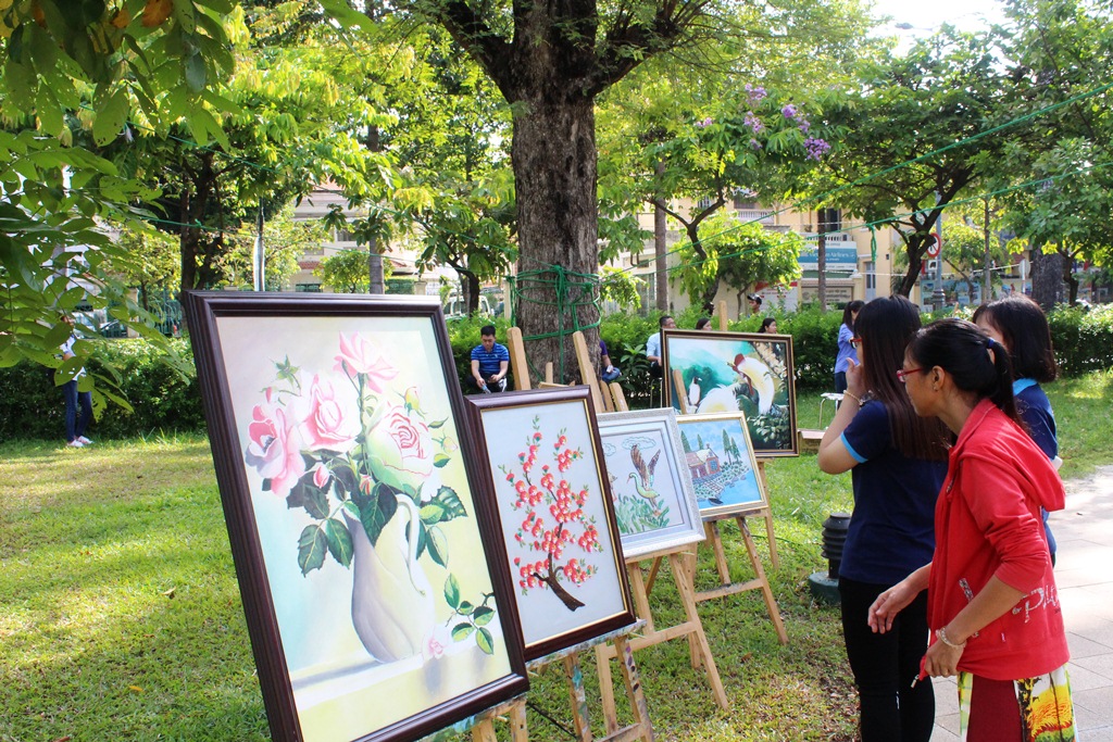 
Tranh vẽ của c&aacute;c em ở Trung t&acirc;m Bảo trợ dạy nghề v&agrave; tạo việc l&agrave;m cho người t&agrave;n tật TP HCM triễn l&atilde;m ng&agrave;y 25-3
