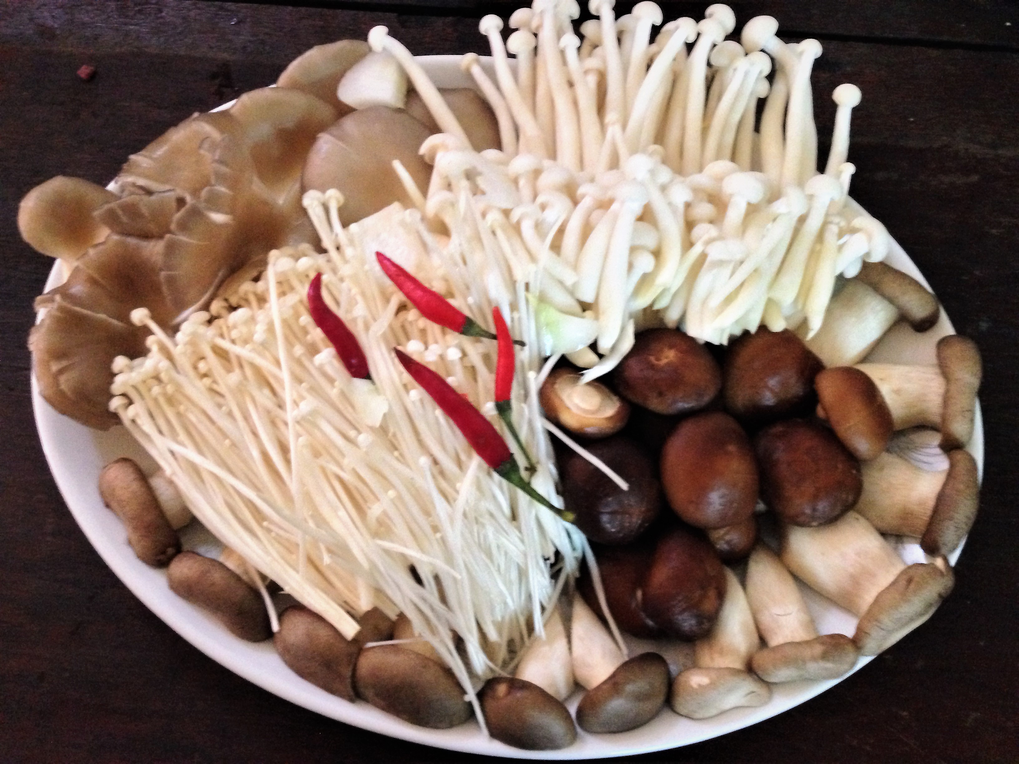 Lẩu g&agrave; nấu nấm cho ng&agrave;y cuối tuần - Ảnh 1.