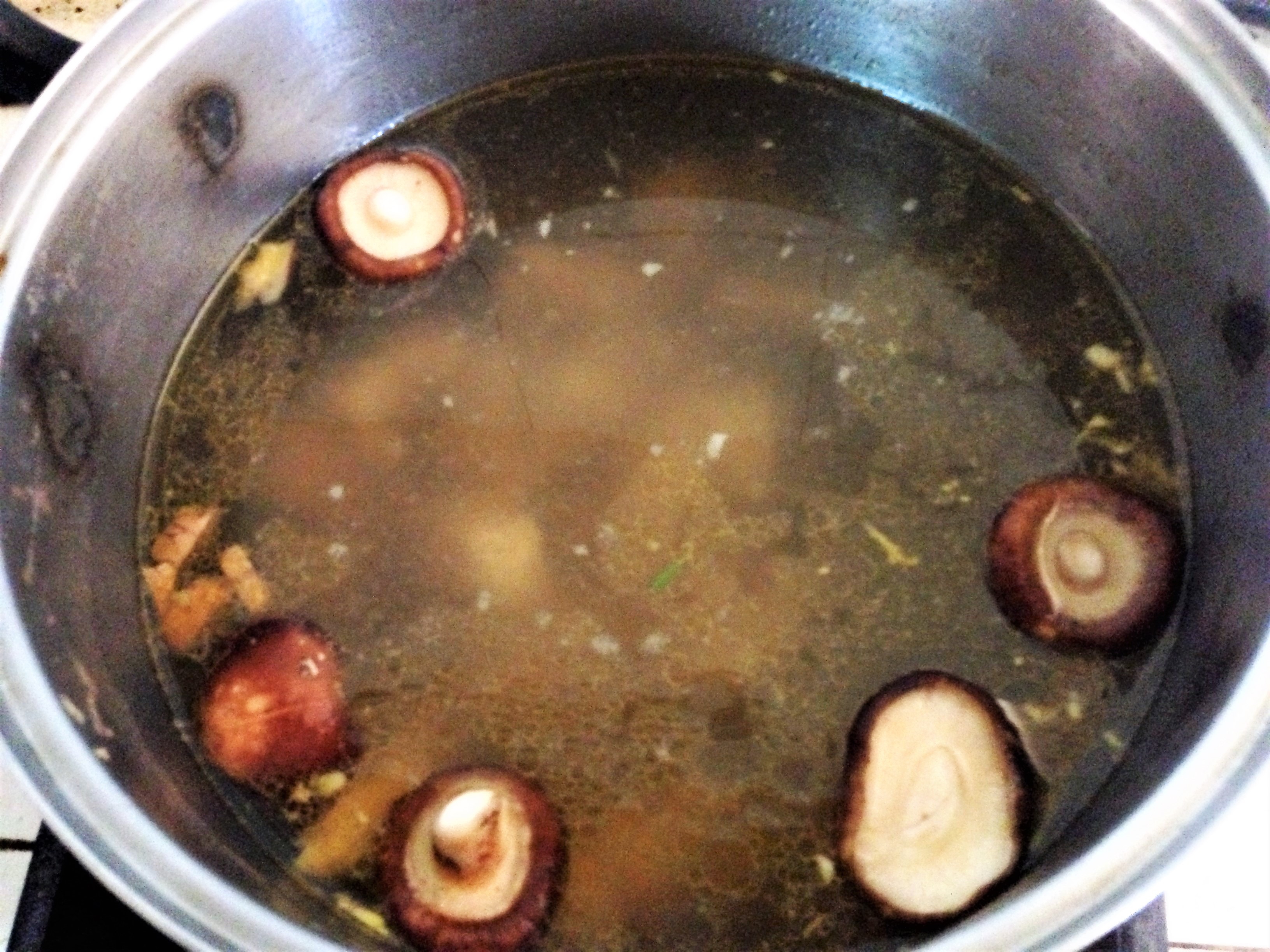 Lẩu g&agrave; nấu nấm cho ng&agrave;y cuối tuần - Ảnh 5.