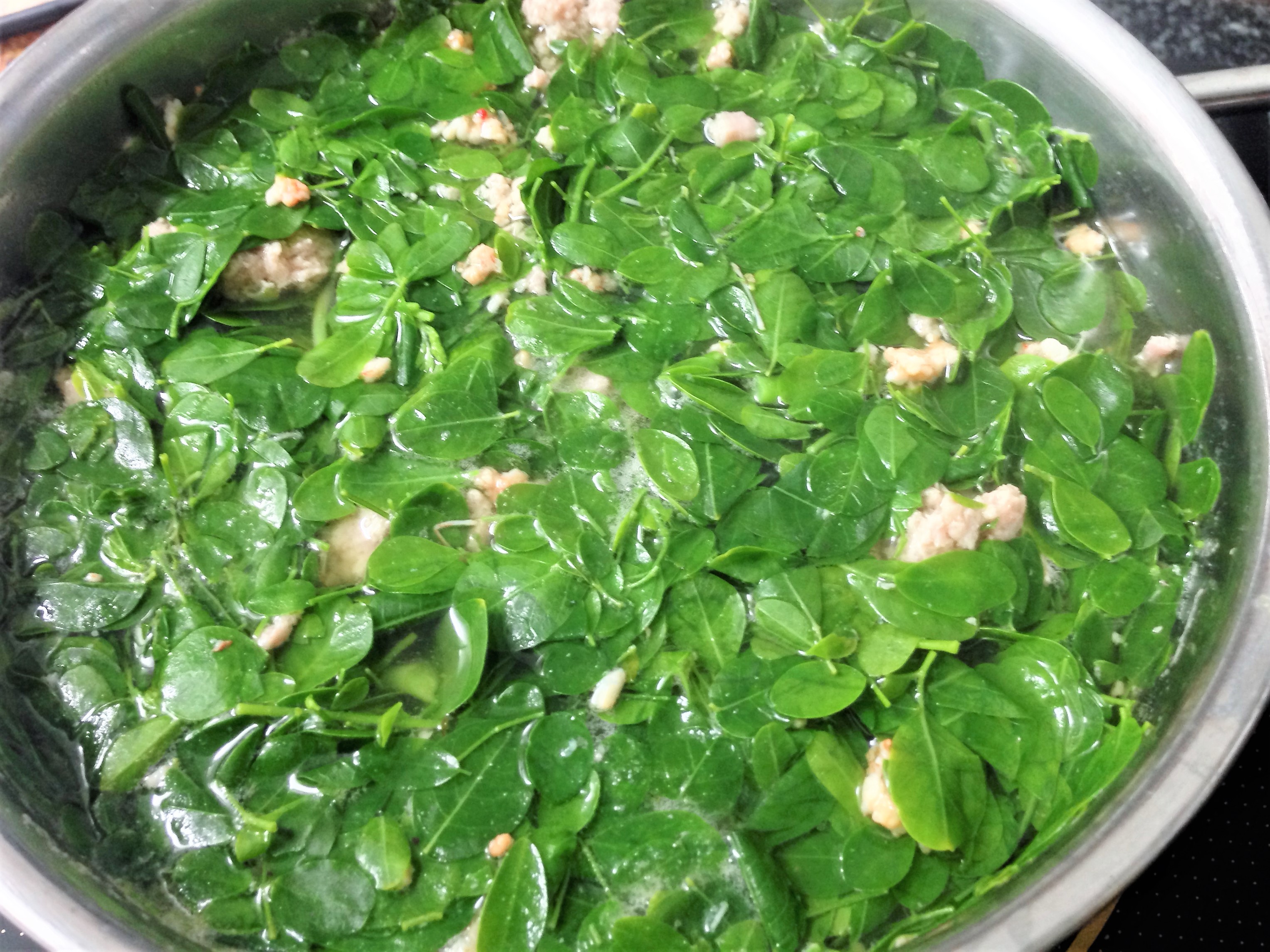 Thơm ngon, bổ dưỡng canh rau chùm ngây nấu tôm - Ảnh 1.