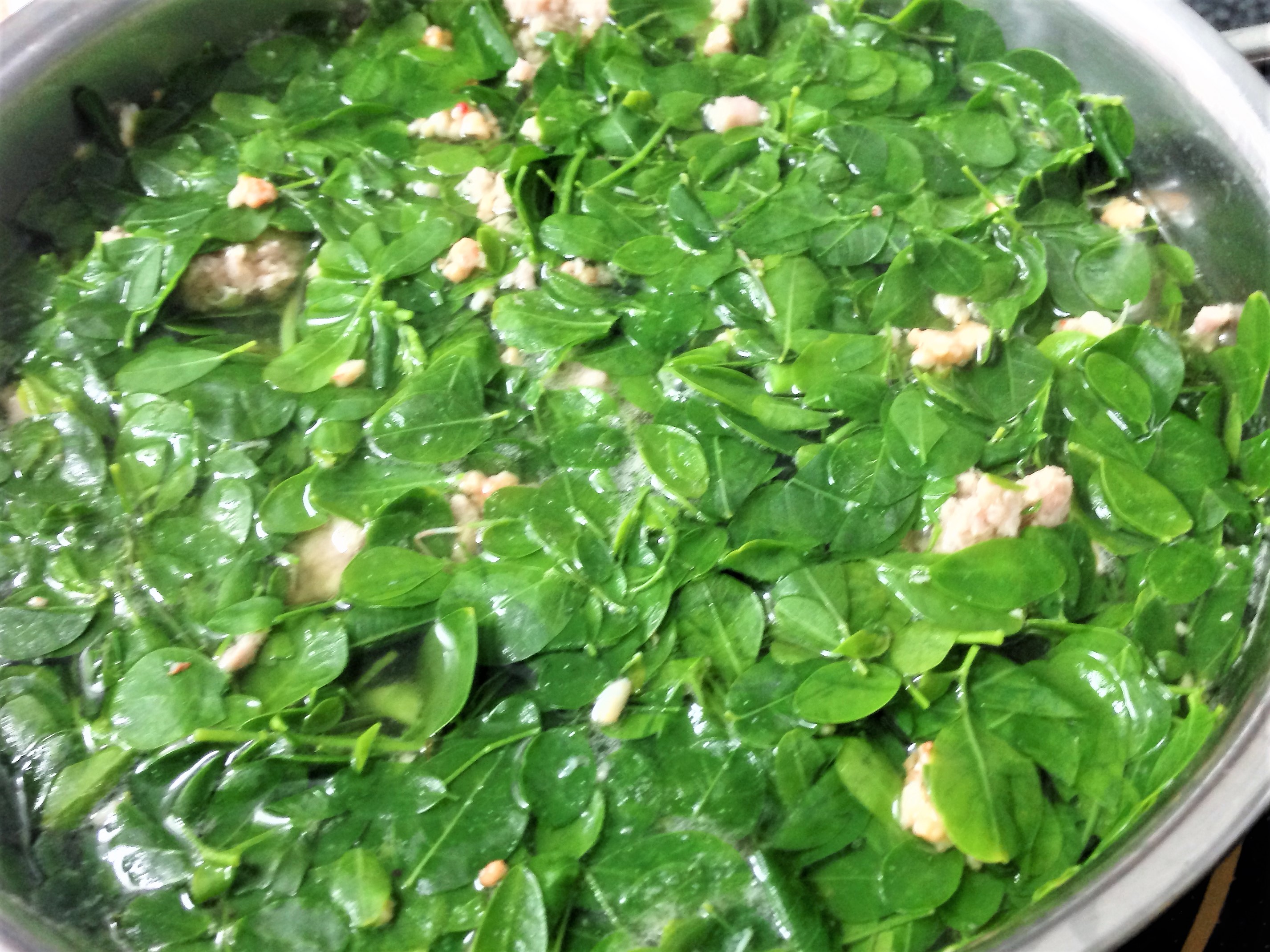 Thơm ngon, bổ dưỡng canh rau chùm ngây nấu tôm