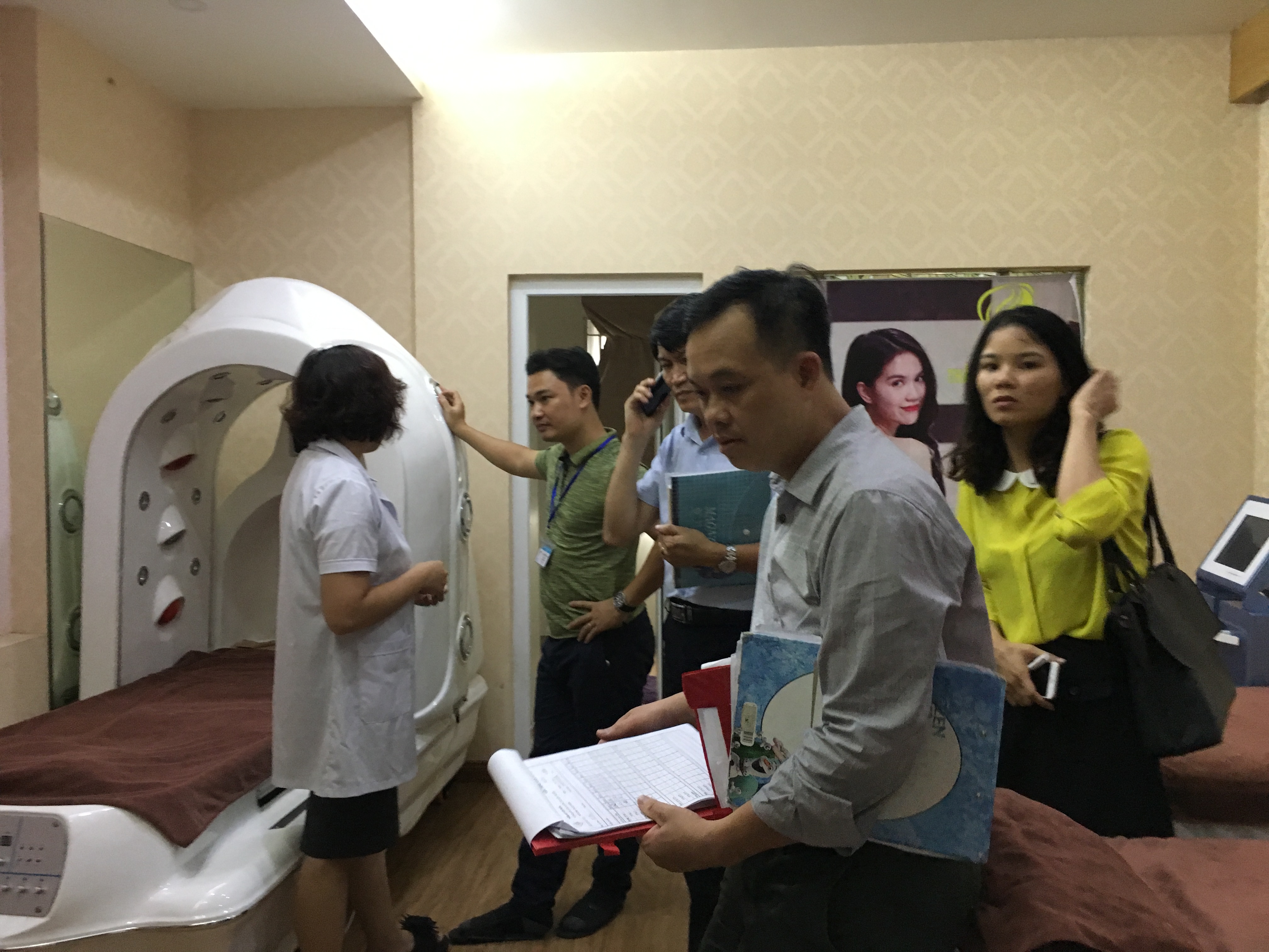Kiểm tra đột xuất, ph&aacute;t hiện thẩm mỹ viện ti&ecirc;m giảm b&eacute;o - Ảnh 3.