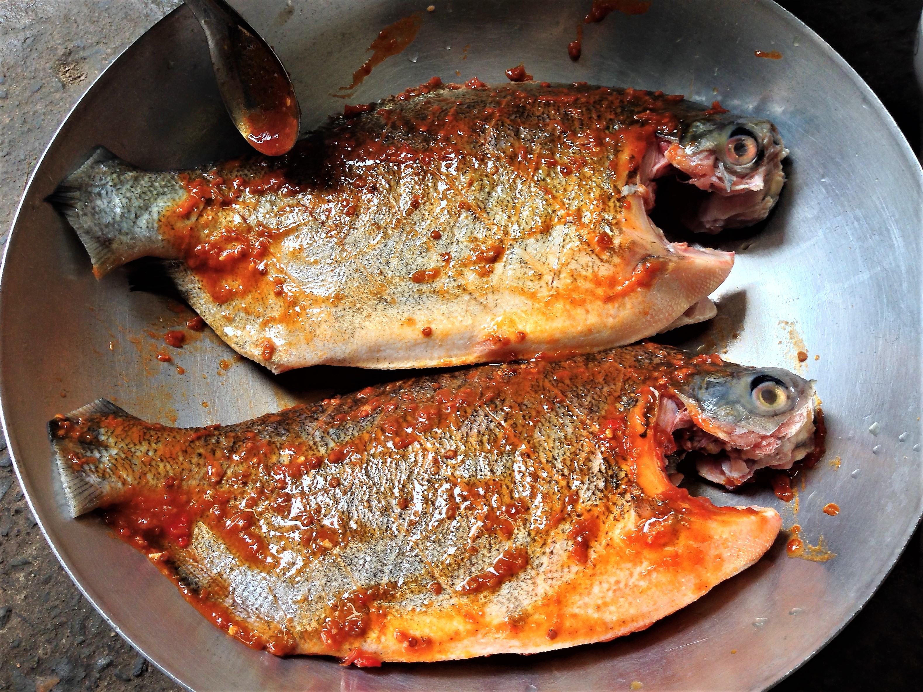 Thơm thơm, cay cay c&aacute; chim nướng muối ớt - Ảnh 2.