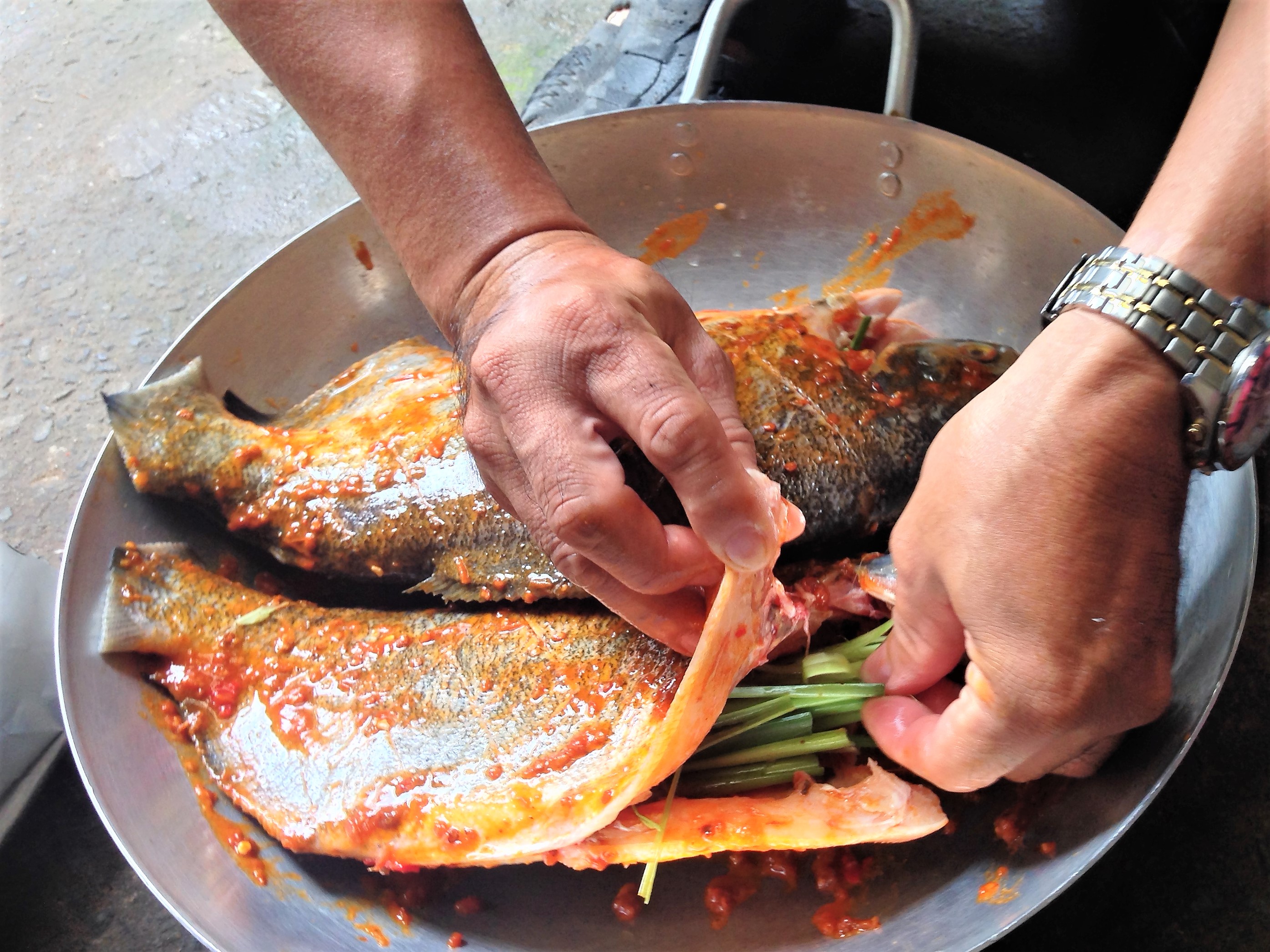 Thơm thơm, cay cay c&aacute; chim nướng muối ớt - Ảnh 5.
