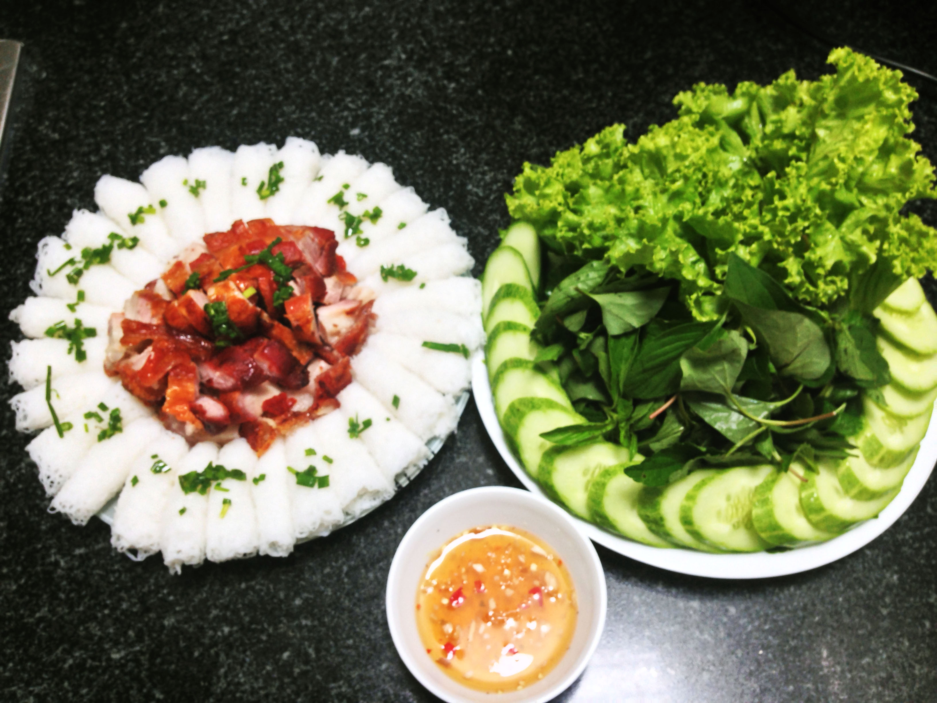 Bánh hỏi heo quay cho ngày mưa gió - Ảnh 1.