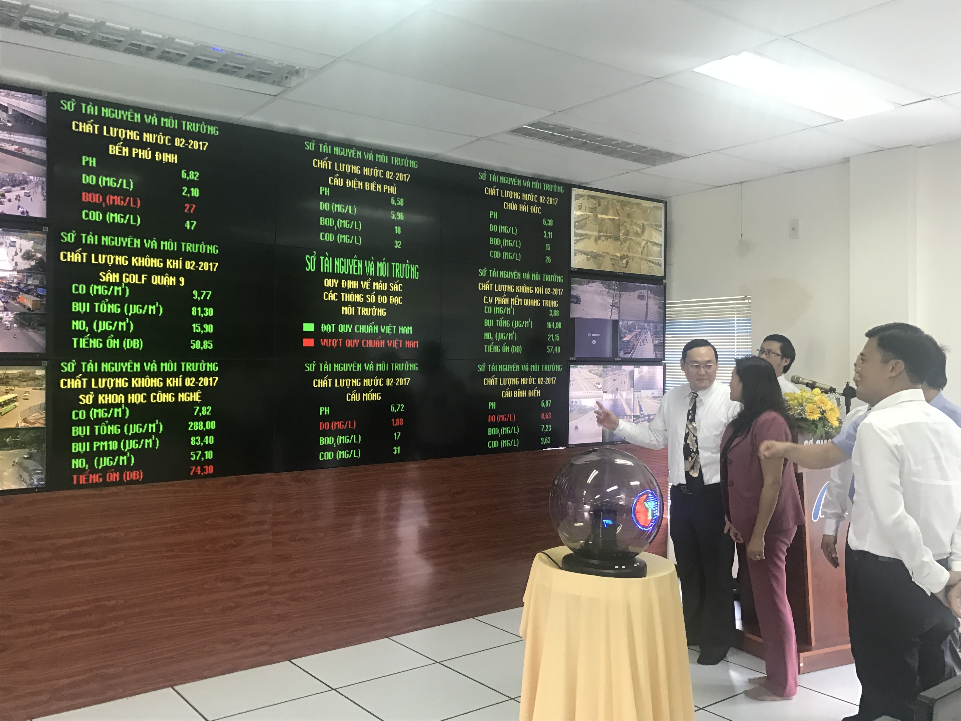 L&atilde;nh đạo sở TN-MT TP HCM v&agrave; sở GTVT TP HCM theo d&otilde;i t&igrave;nh h&igrave;nh &ocirc; nhiễm.