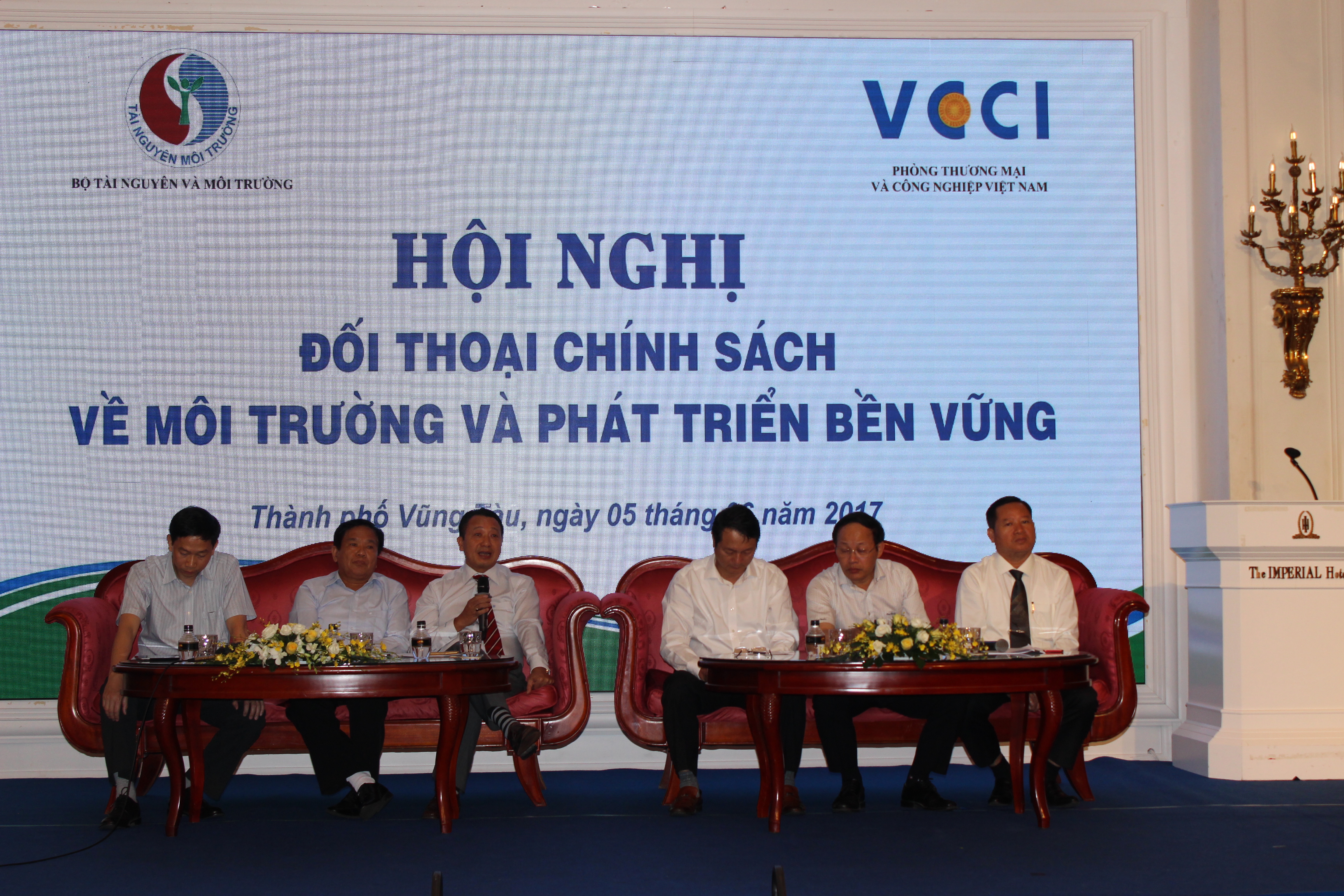 Thứ trưởng Bộ TN-MT lo Việt Nam thành... bãi rác! - Ảnh 1.