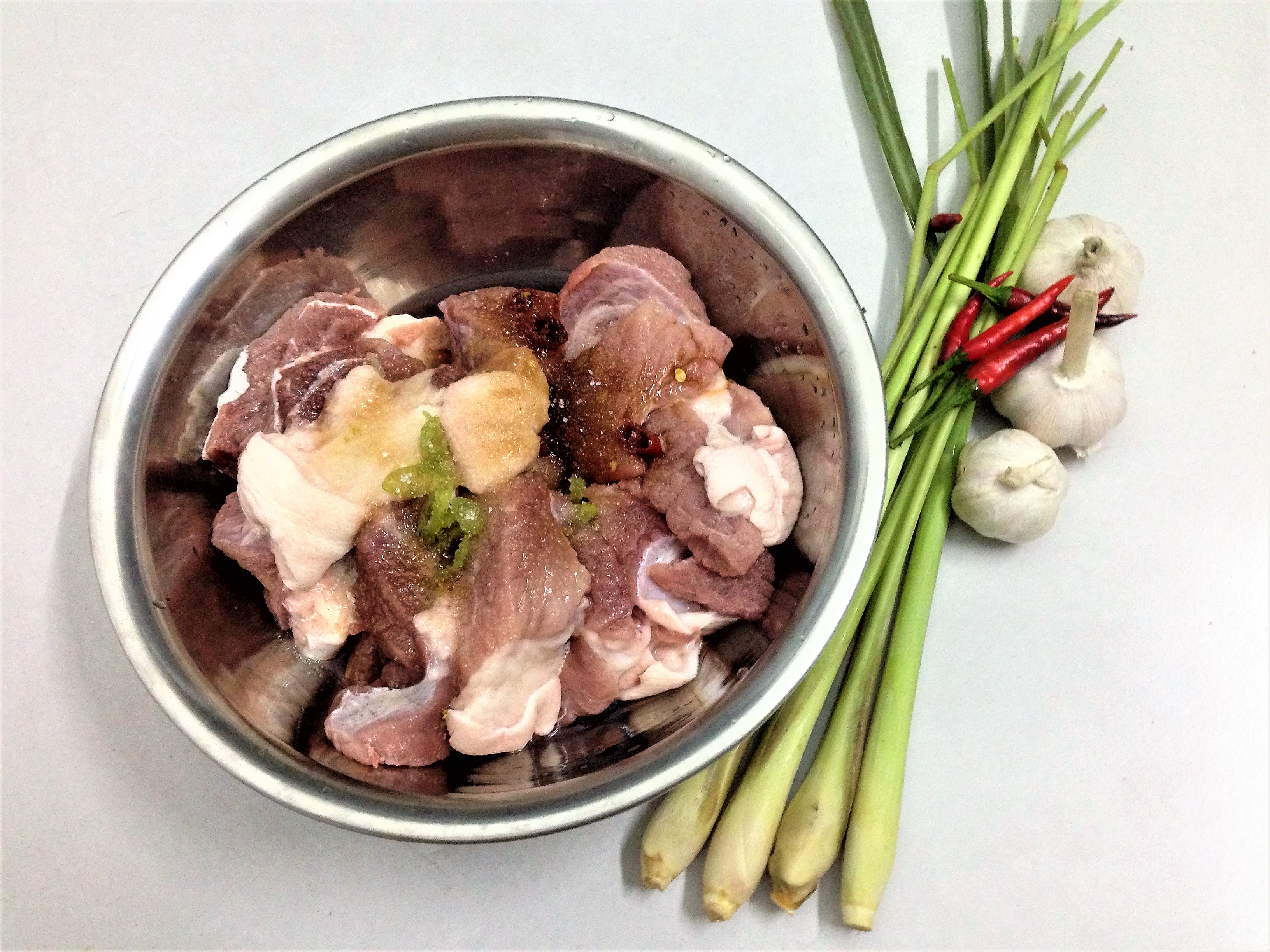 Thơm thơm, cay cay giò heo kho sả ớt - Ảnh 2.